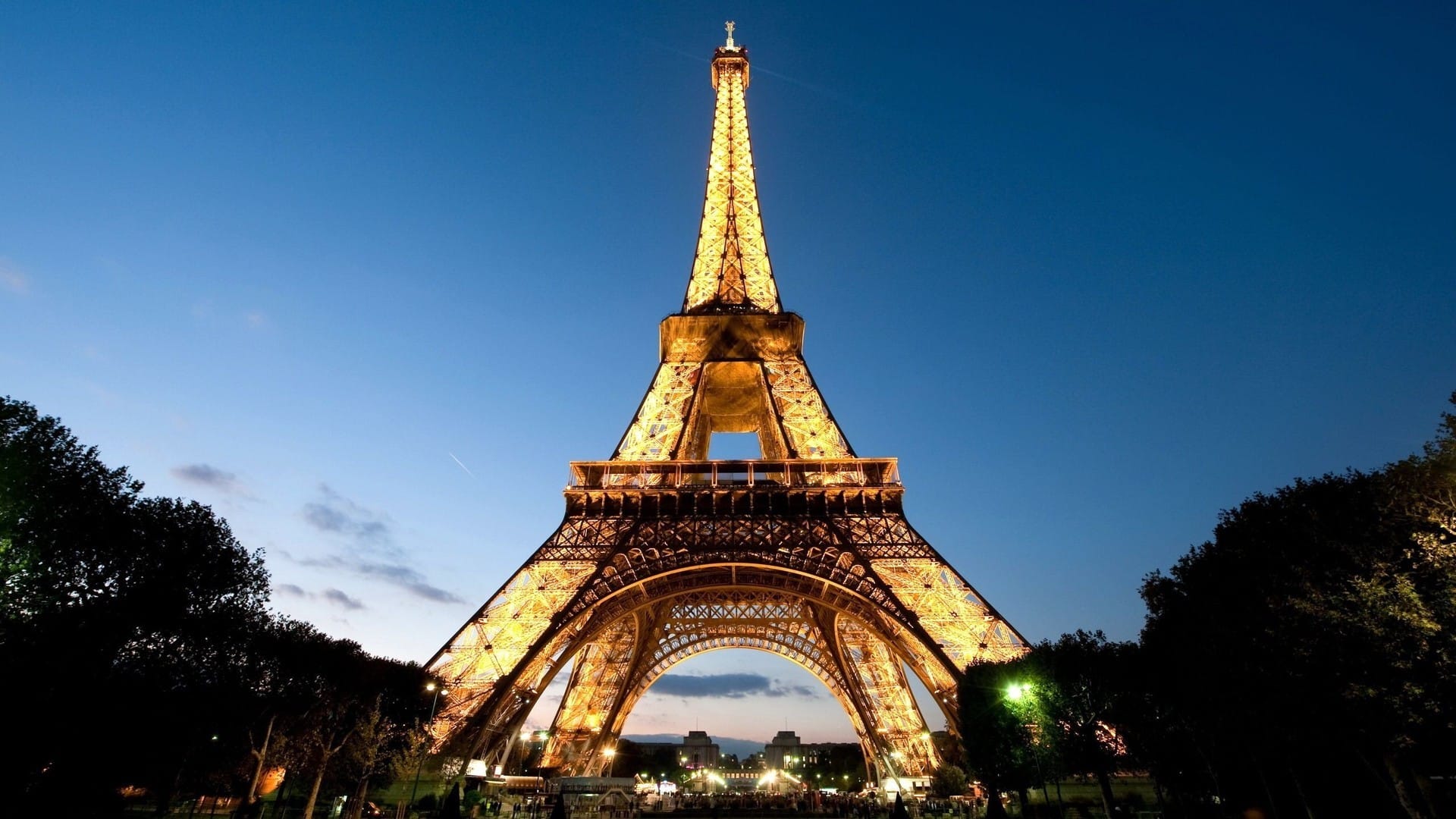 巴黎城市地标之一埃菲尔铁塔