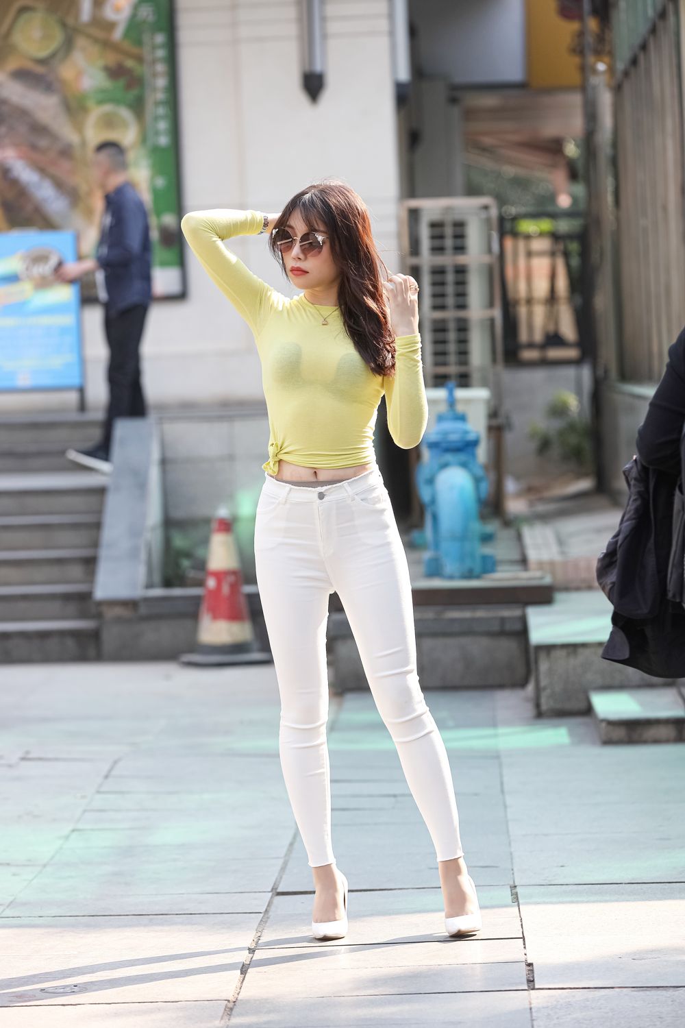美女模特芝芝Booty黄色上衣搭配白色紧身裤时尚街拍