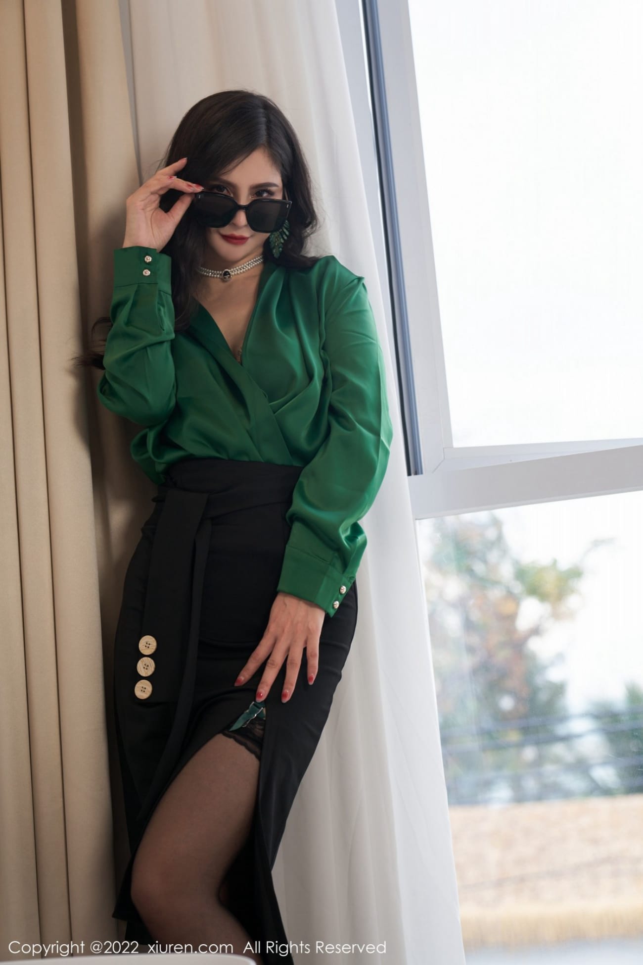美女模特小蛮妖x墨绿色上衣搭配黑色短裙性感写真