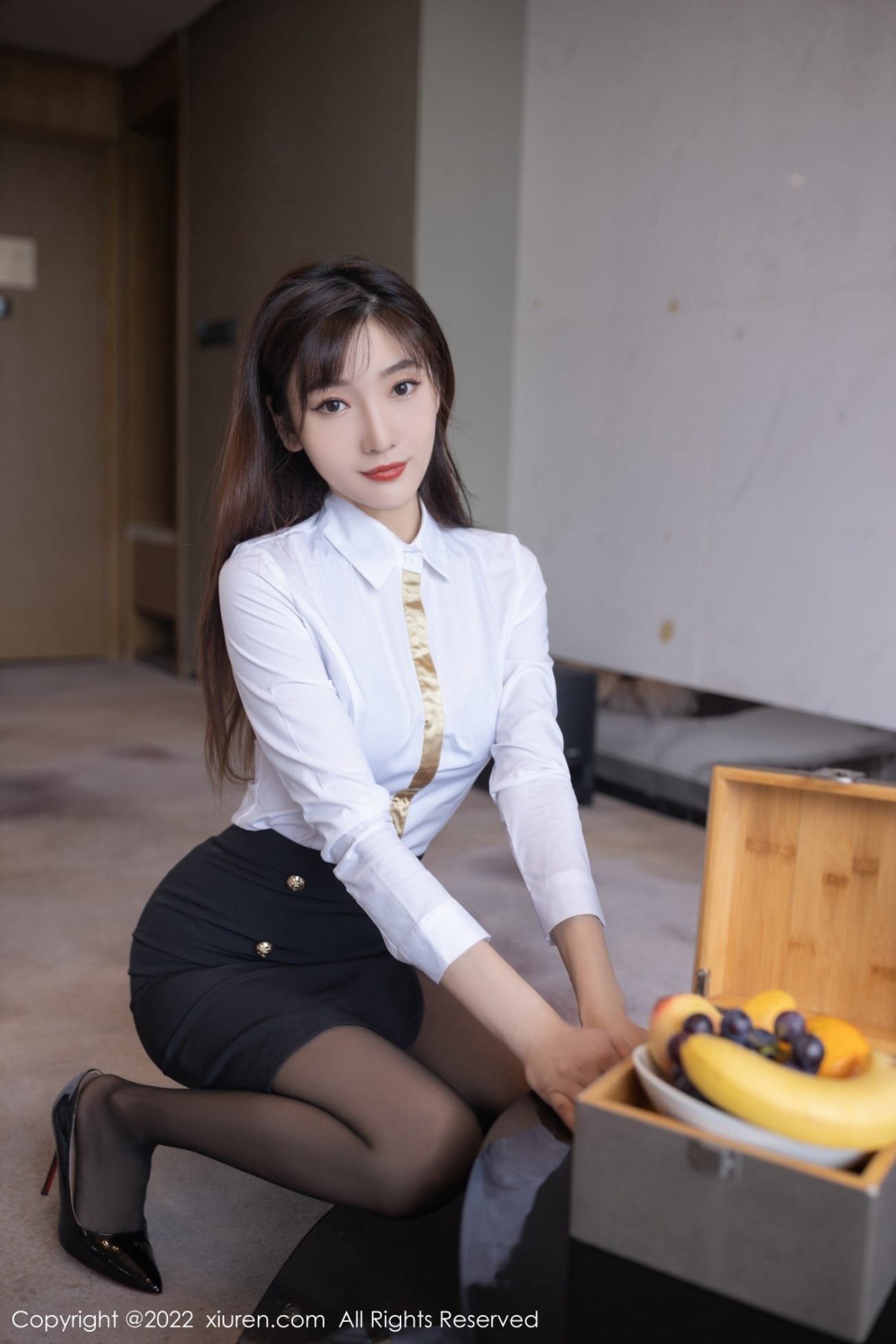 美女模特陆萱萱白衬衫黑丝系列酒店管家主题旅拍