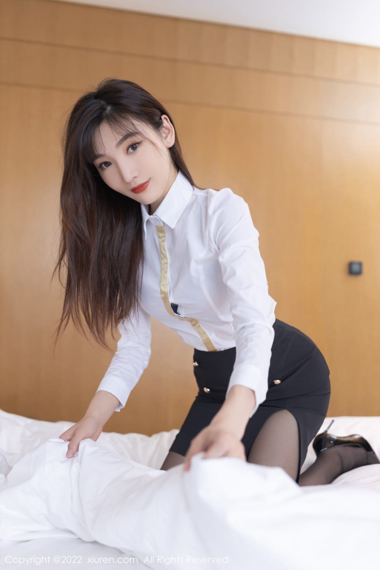 美女模特陆萱萱白衬衫黑丝系列酒店管家主题旅拍