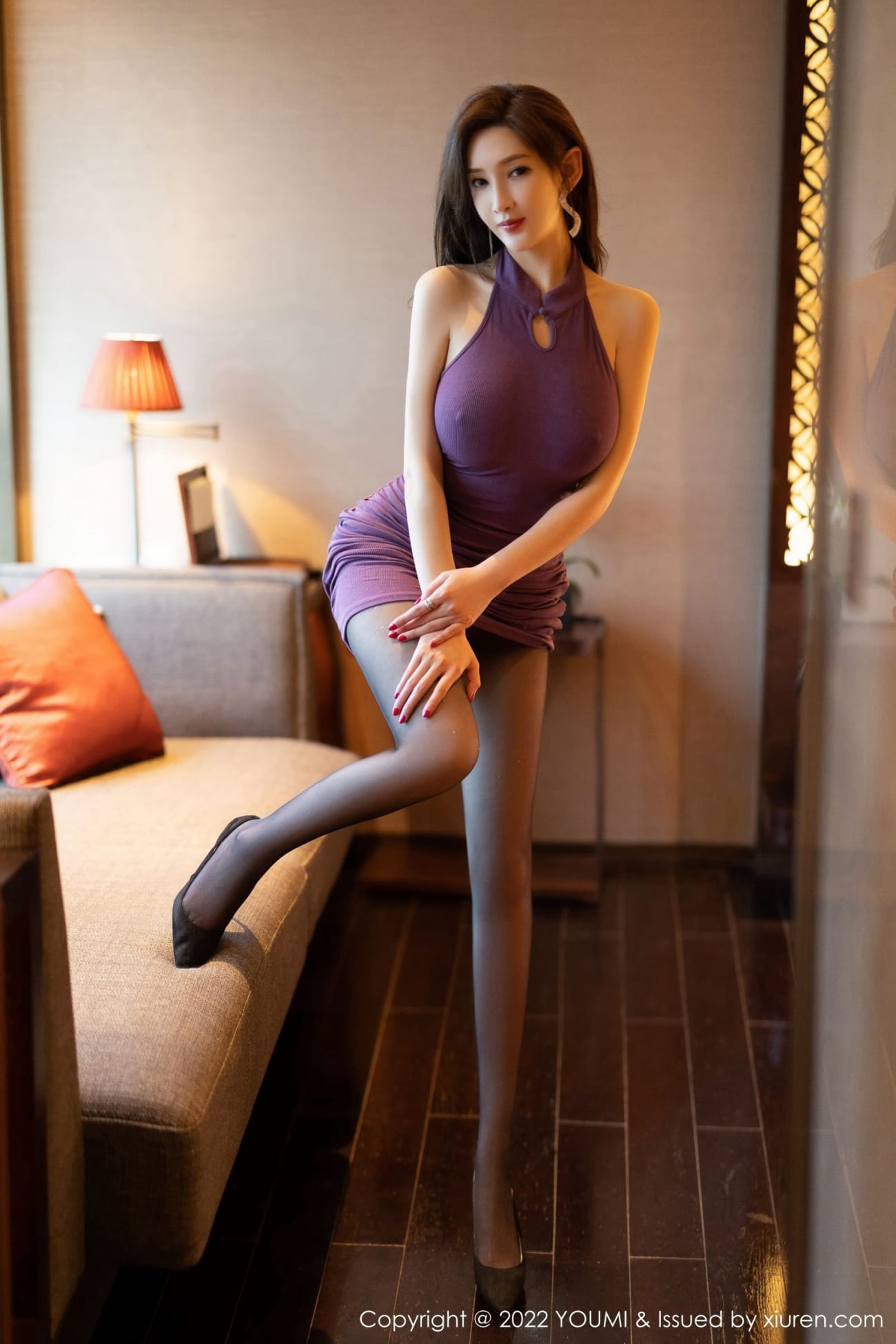 性感女神周妍希紫色连衣裙搭配黑丝系列户外写真