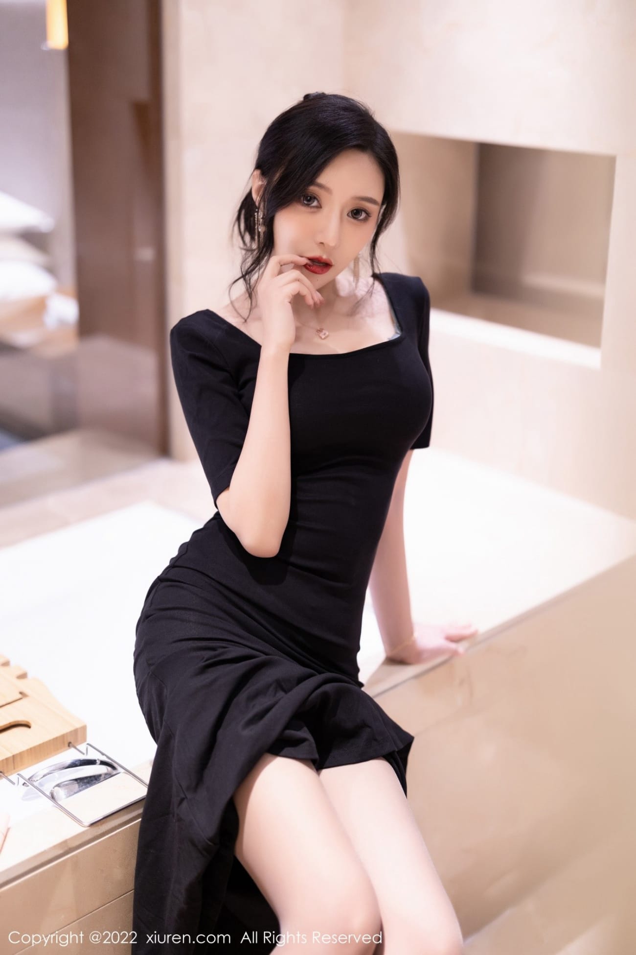 性感女神王馨瑶yanni黑色连衣裙搭配黑丝御姐姿态写真