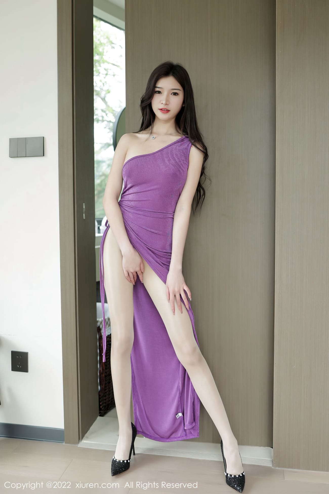 新人模特hebe韩心雨紫色长裙搭配原色丝袜诱人写真
