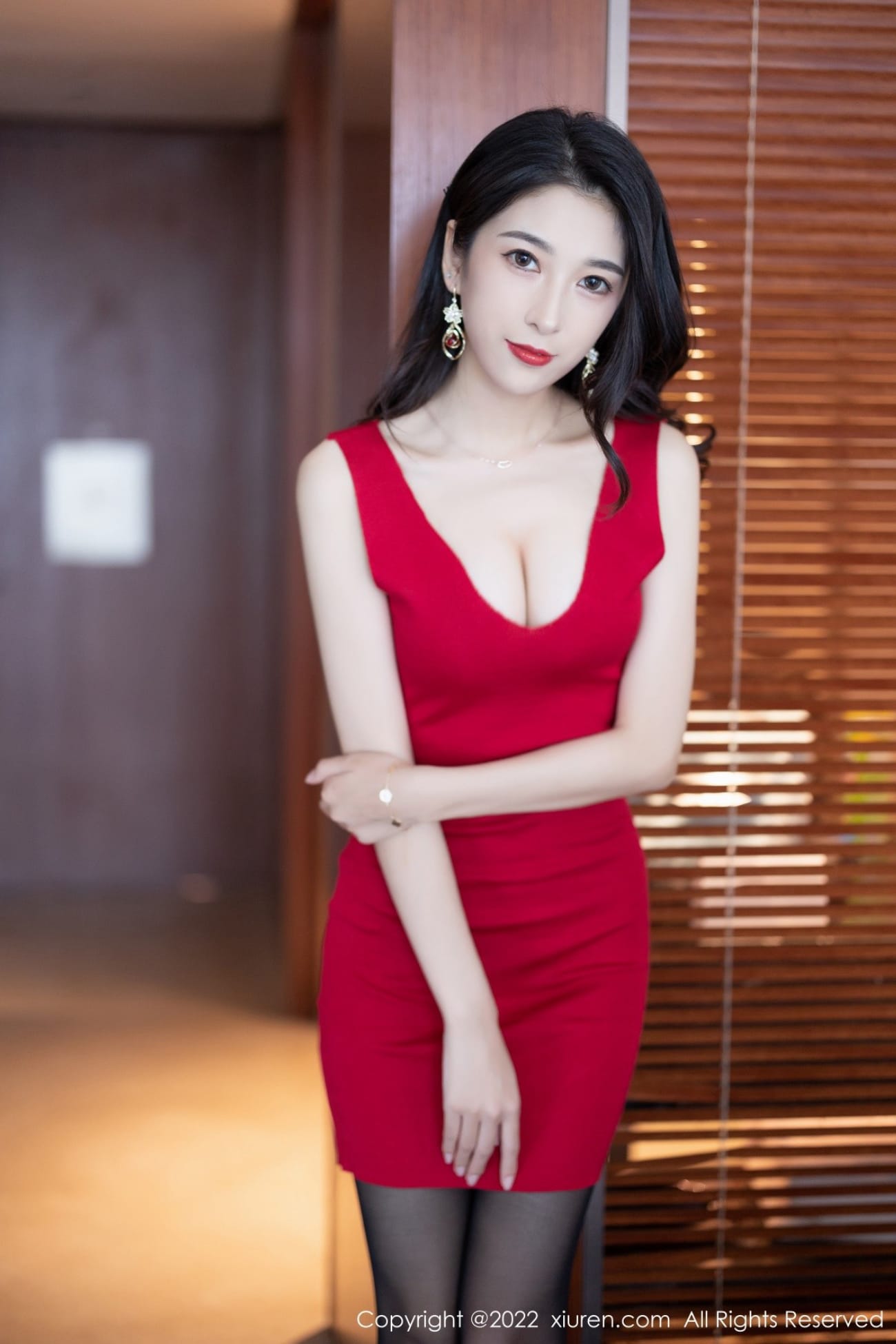 美女模特林乐一红色连衣短裙搭配黑丝系列性感写真