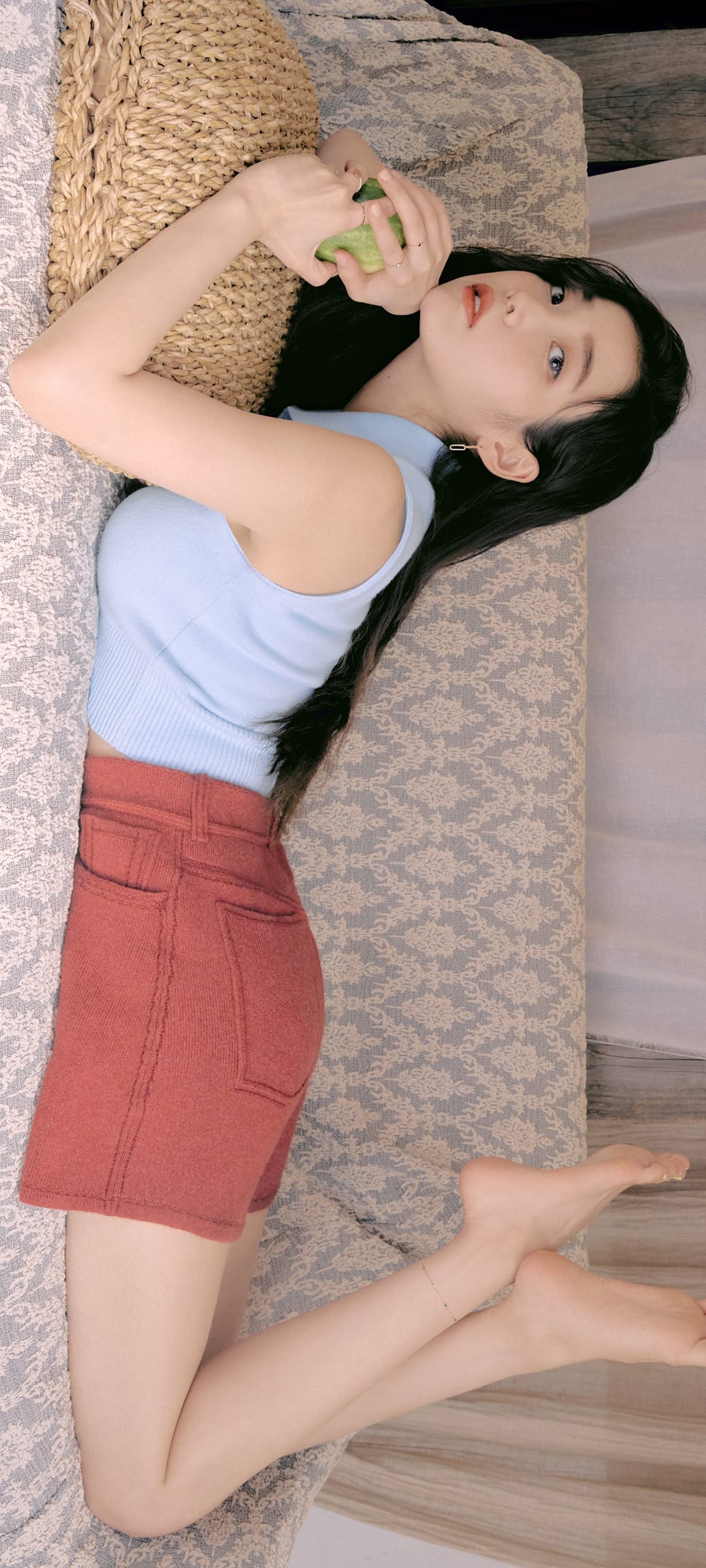 韩国女演员李知恩V型长裙居家系列手机壁纸