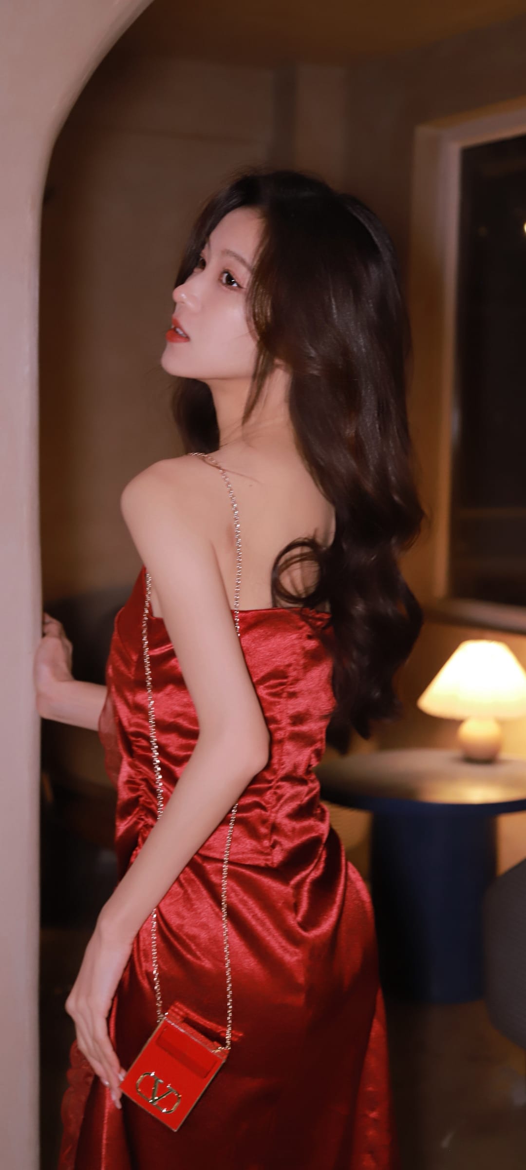 微卷长发美女红色长裙甜美系高清手机壁纸