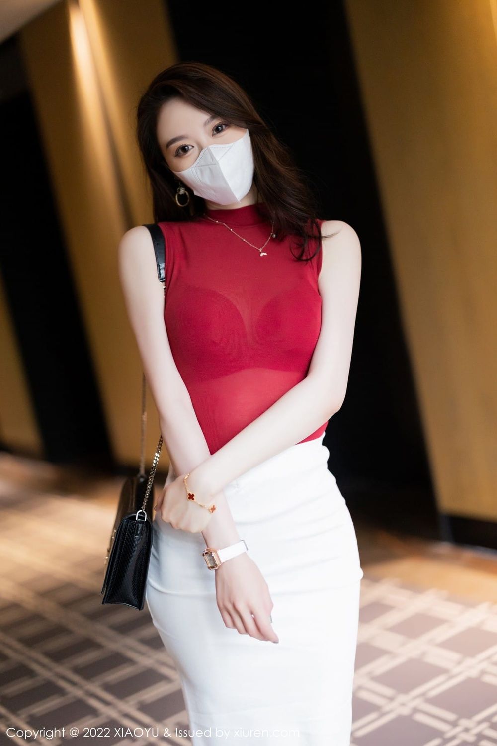 美女模特梦心玥红色收身上衣搭配白色短裙性感写真