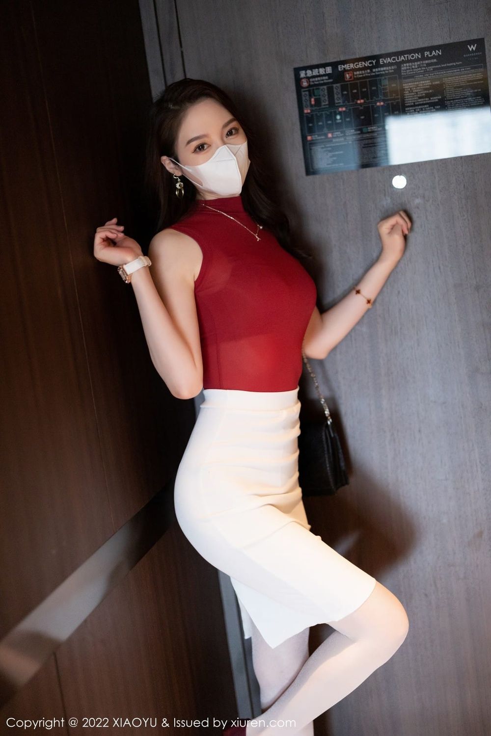 美女模特梦心玥红色收身上衣搭配白色短裙性感写真