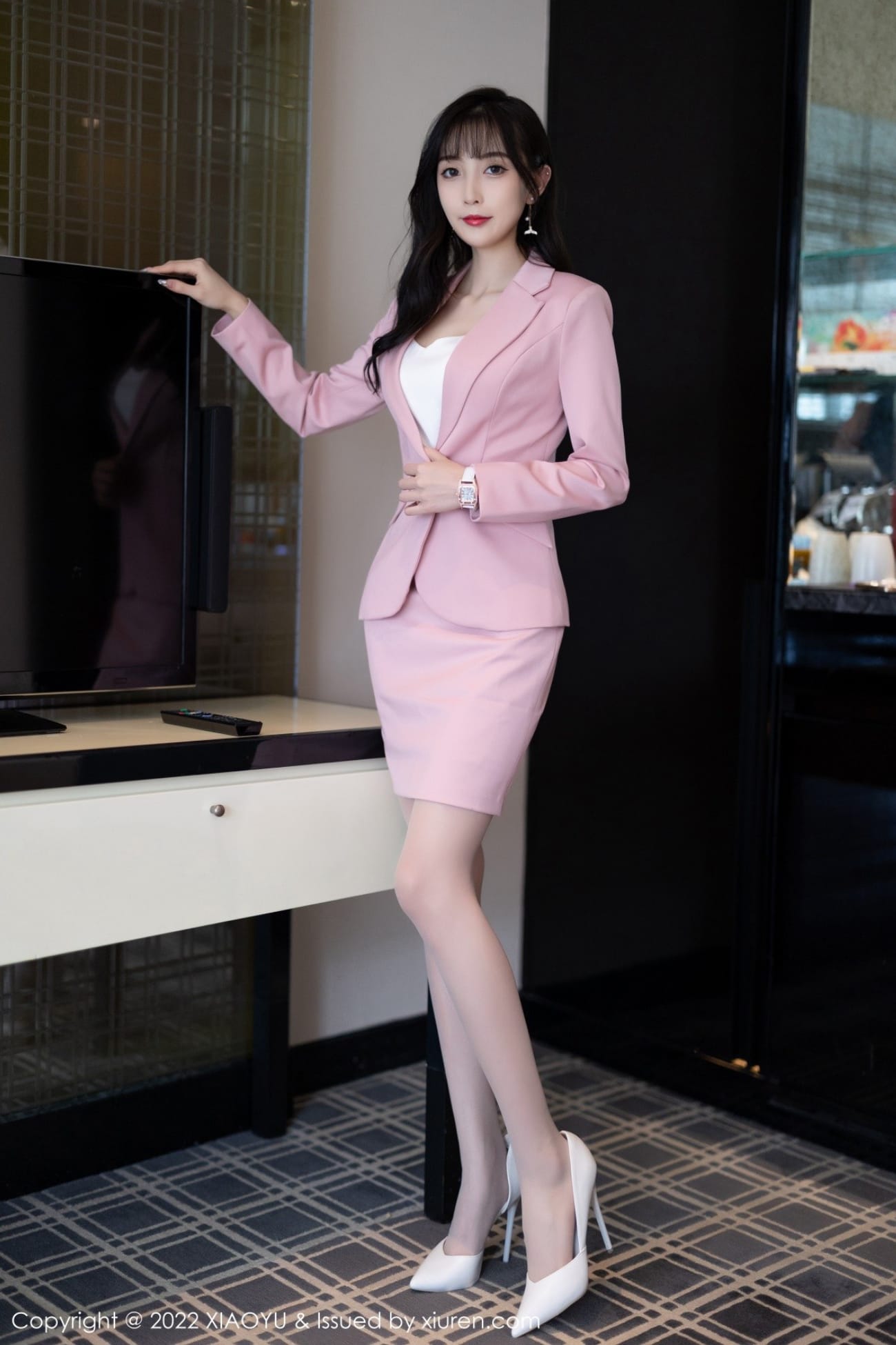 美女模特林星阑粉色职业装搭配原色丝袜性感写真