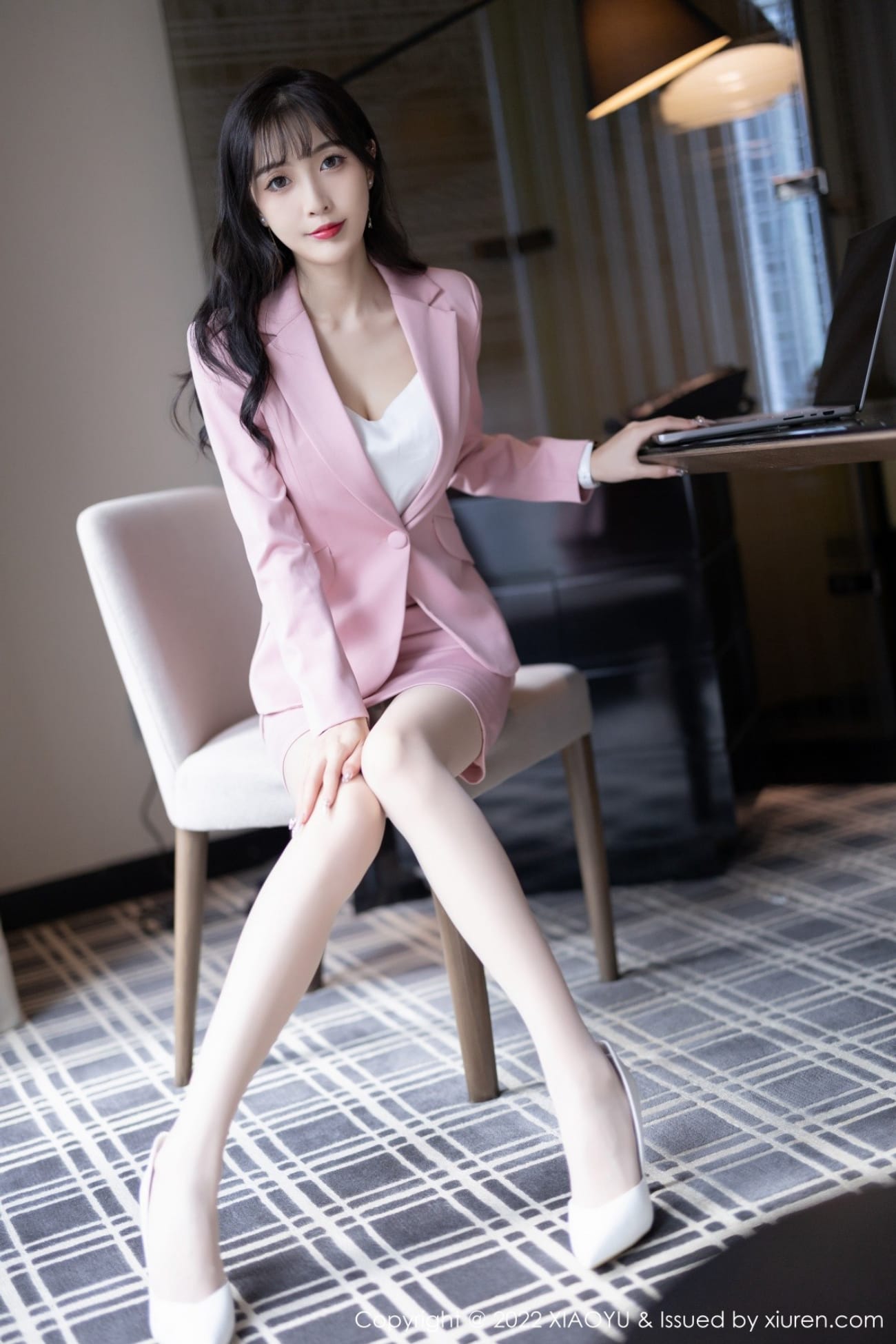 美女模特林星阑粉色职业装搭配原色丝袜性感写真
