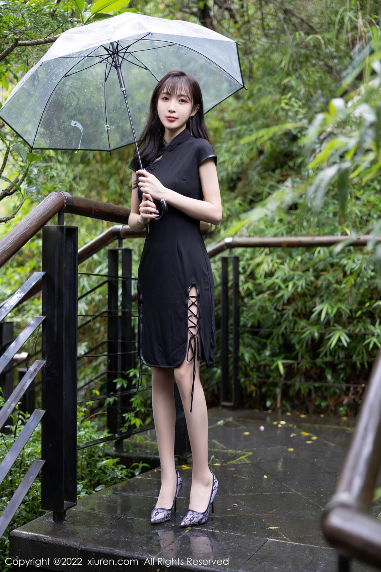 美女模特林星阑黑色短款旗袍搭配原色丝袜性感写真