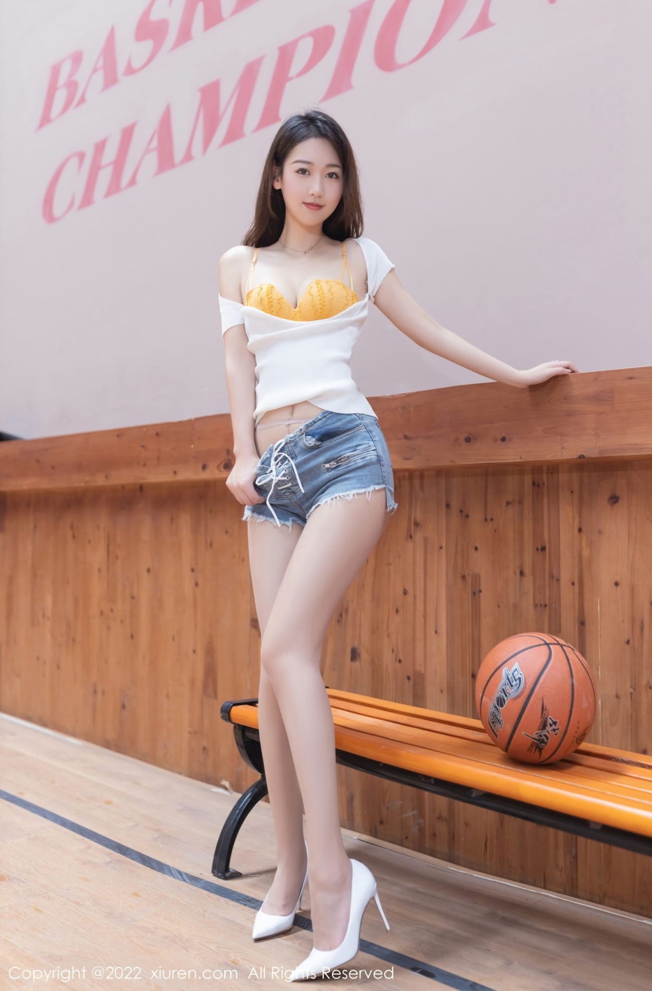 美女模特唐安琪白色收身上衣篮球宝贝装扮性感旅拍
