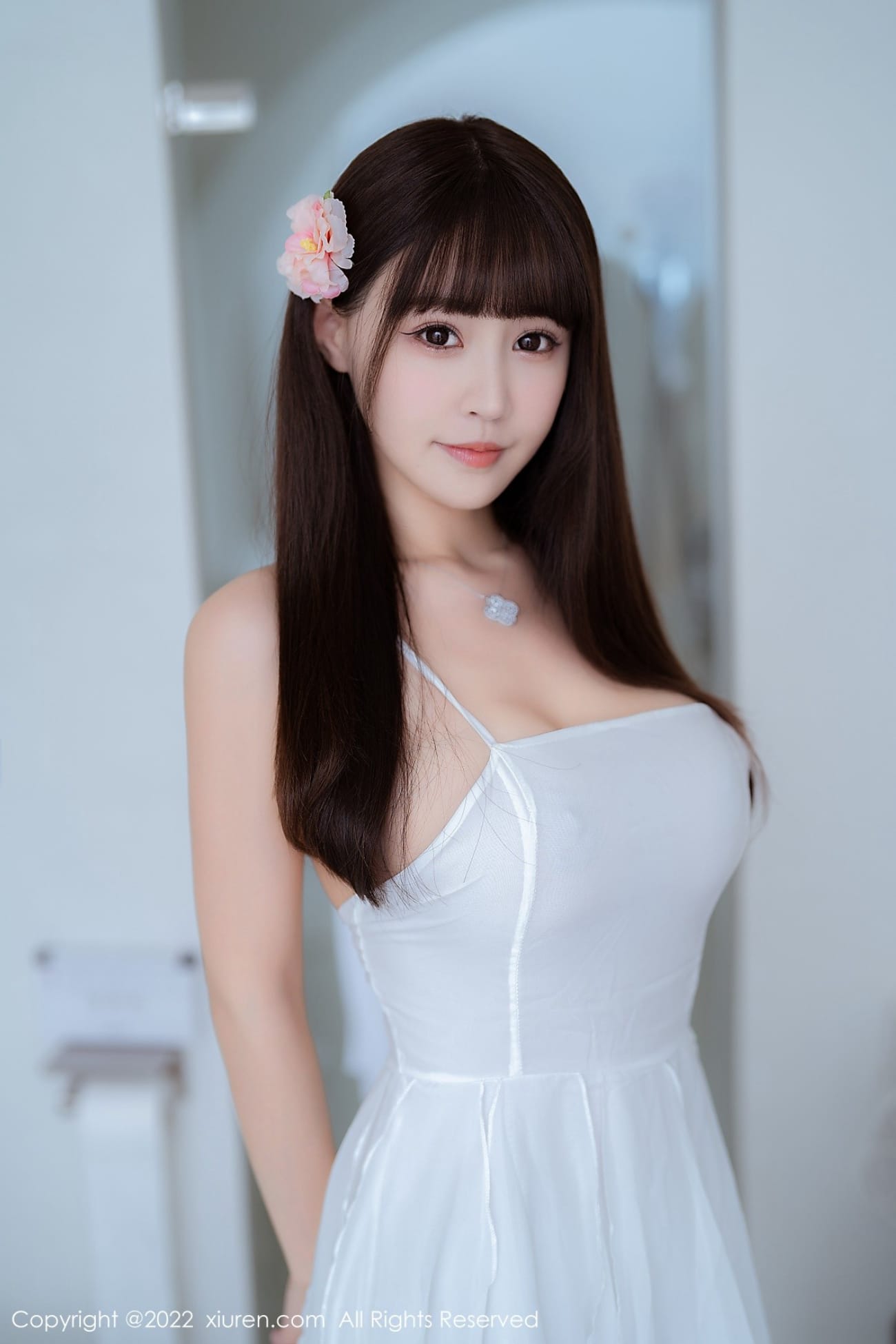 美女模特Flower朱可儿白色长裙搭配诱人丝袜大理旅拍