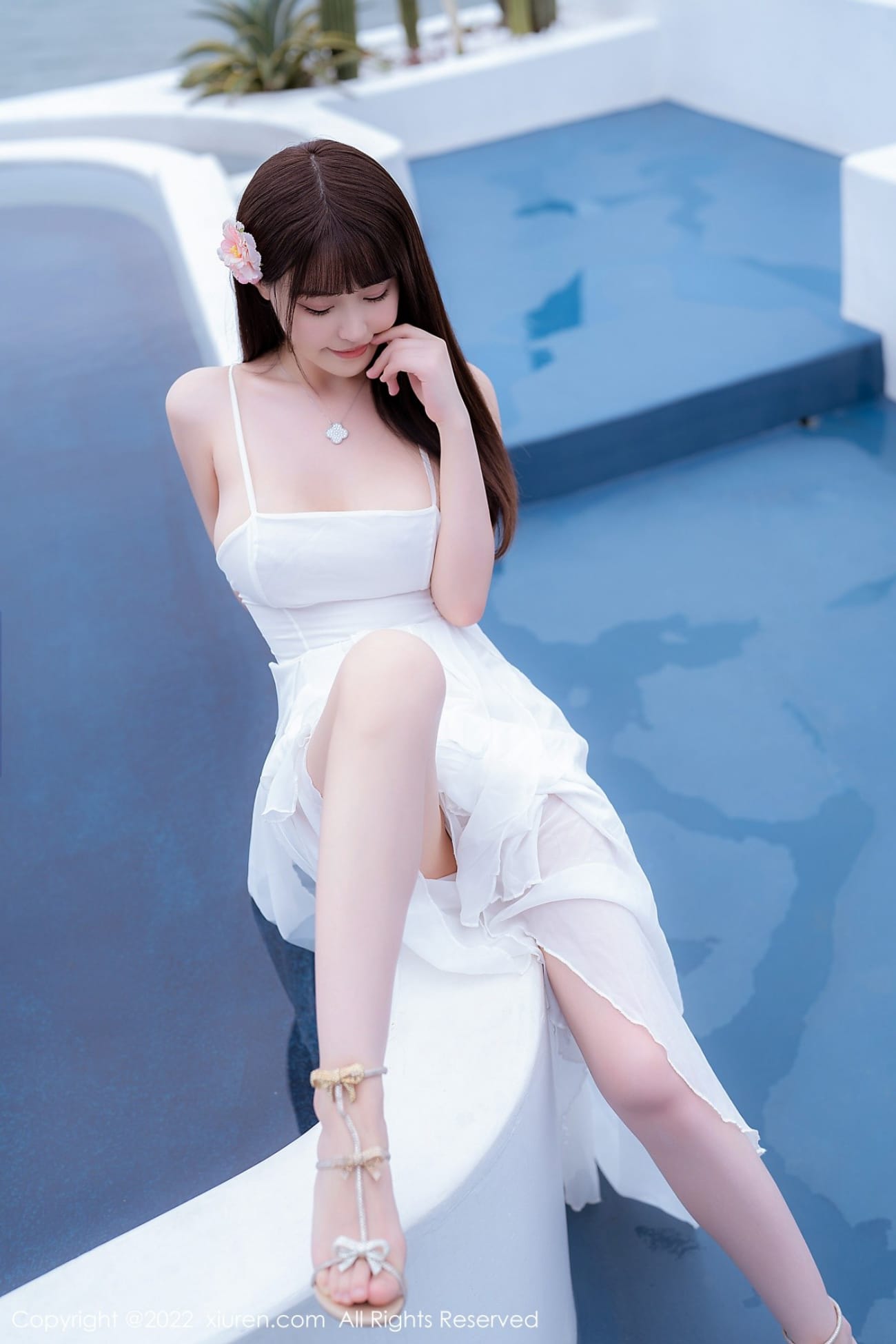 美女模特Flower朱可儿白色长裙搭配诱人丝袜大理旅拍