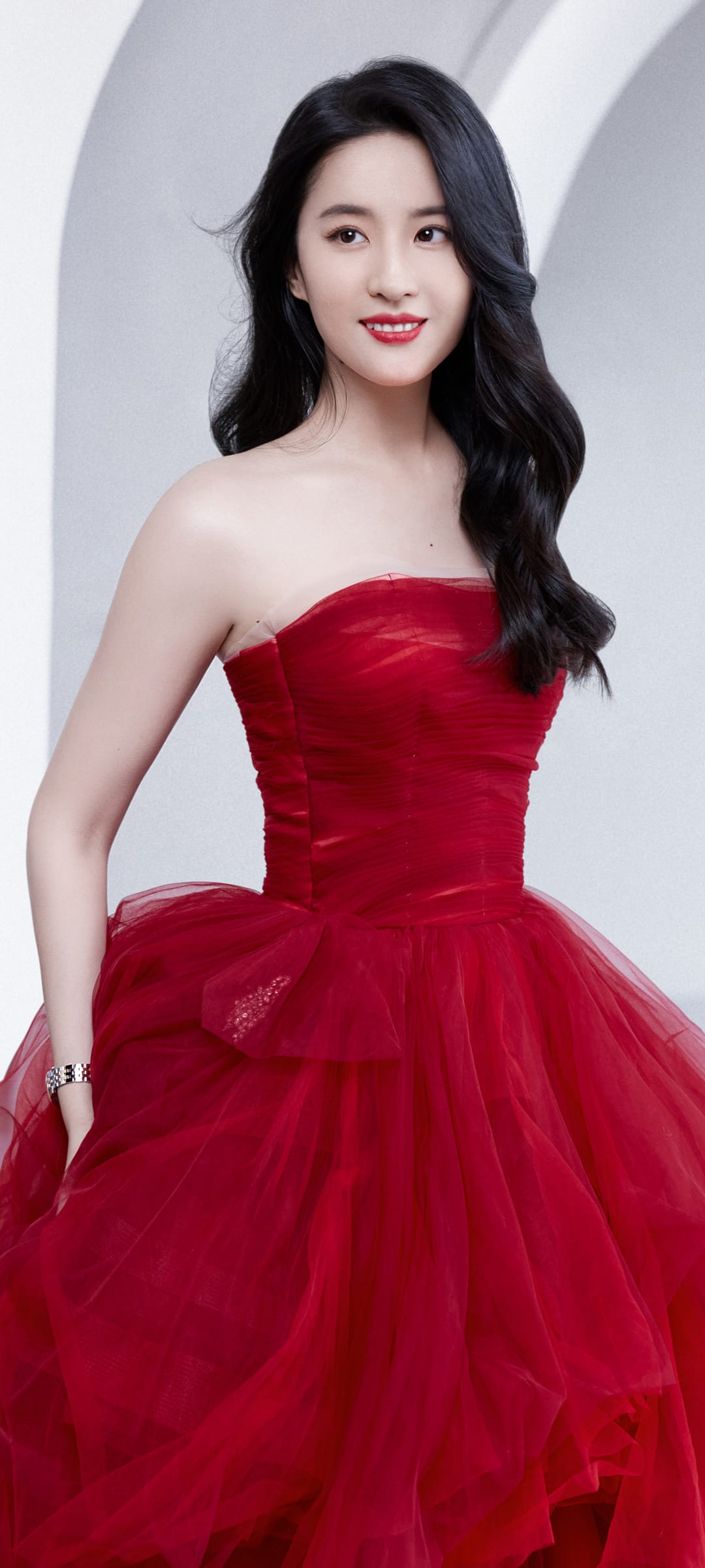 刘亦菲电影《花木兰》伦敦首映红毯造型｜身着Elie Saab黑色蕾丝纱裙