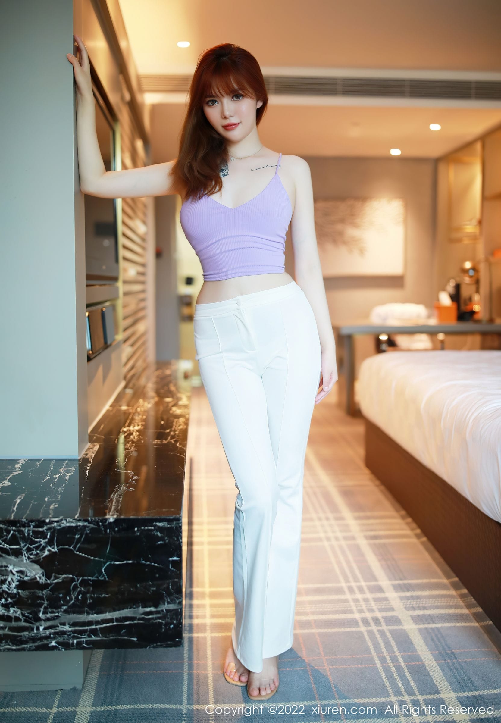 美女模特Arude薇薇紫色上衣搭配白色简约长裤写真