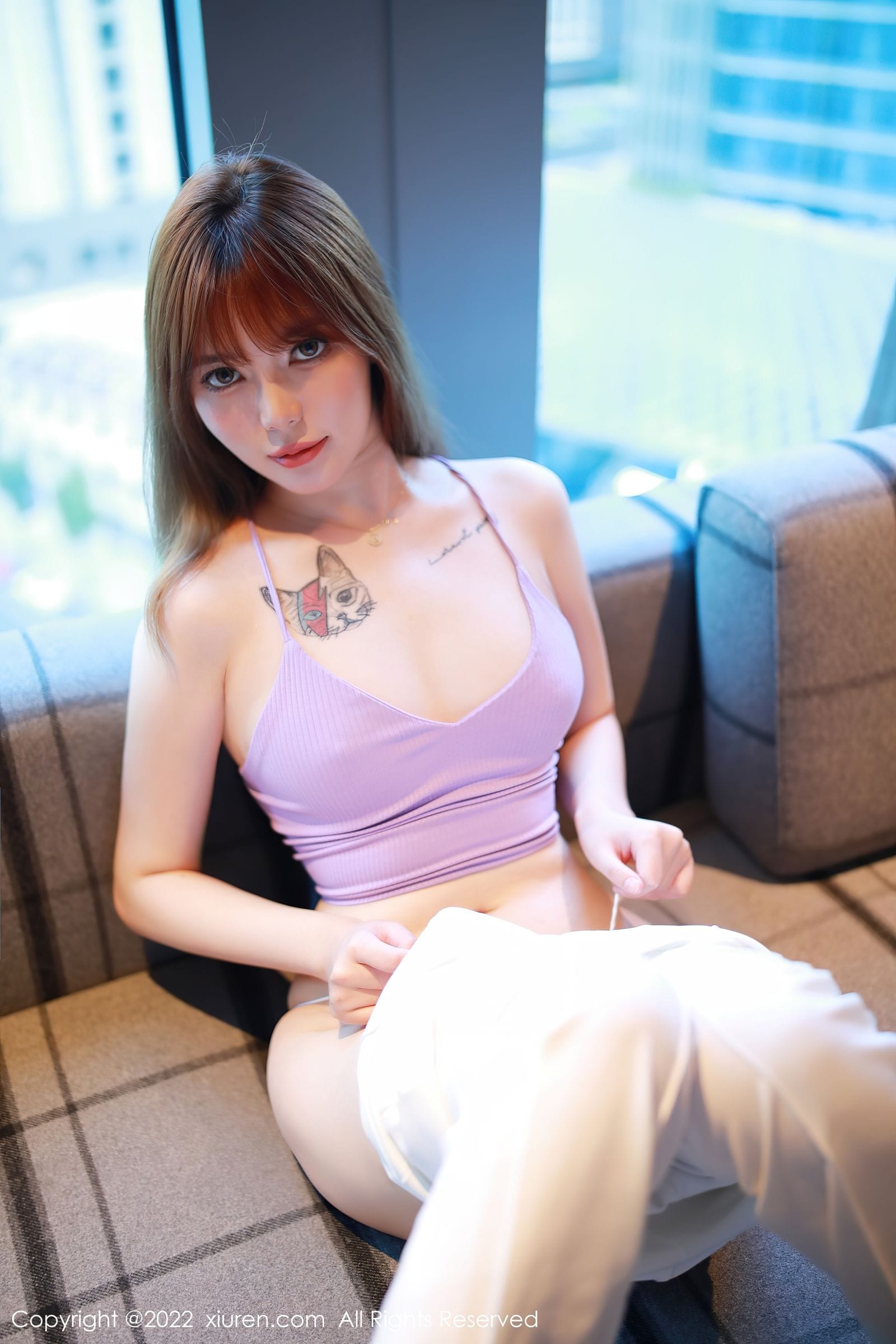 美女模特Arude薇薇紫色上衣搭配白色简约长裤写真