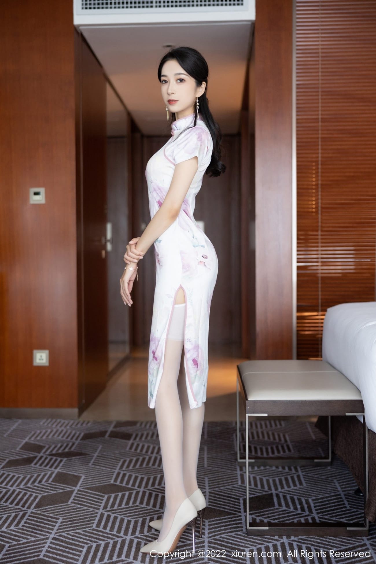 美女模特林乐一白色轻透旗袍搭配白色丝袜性感写真