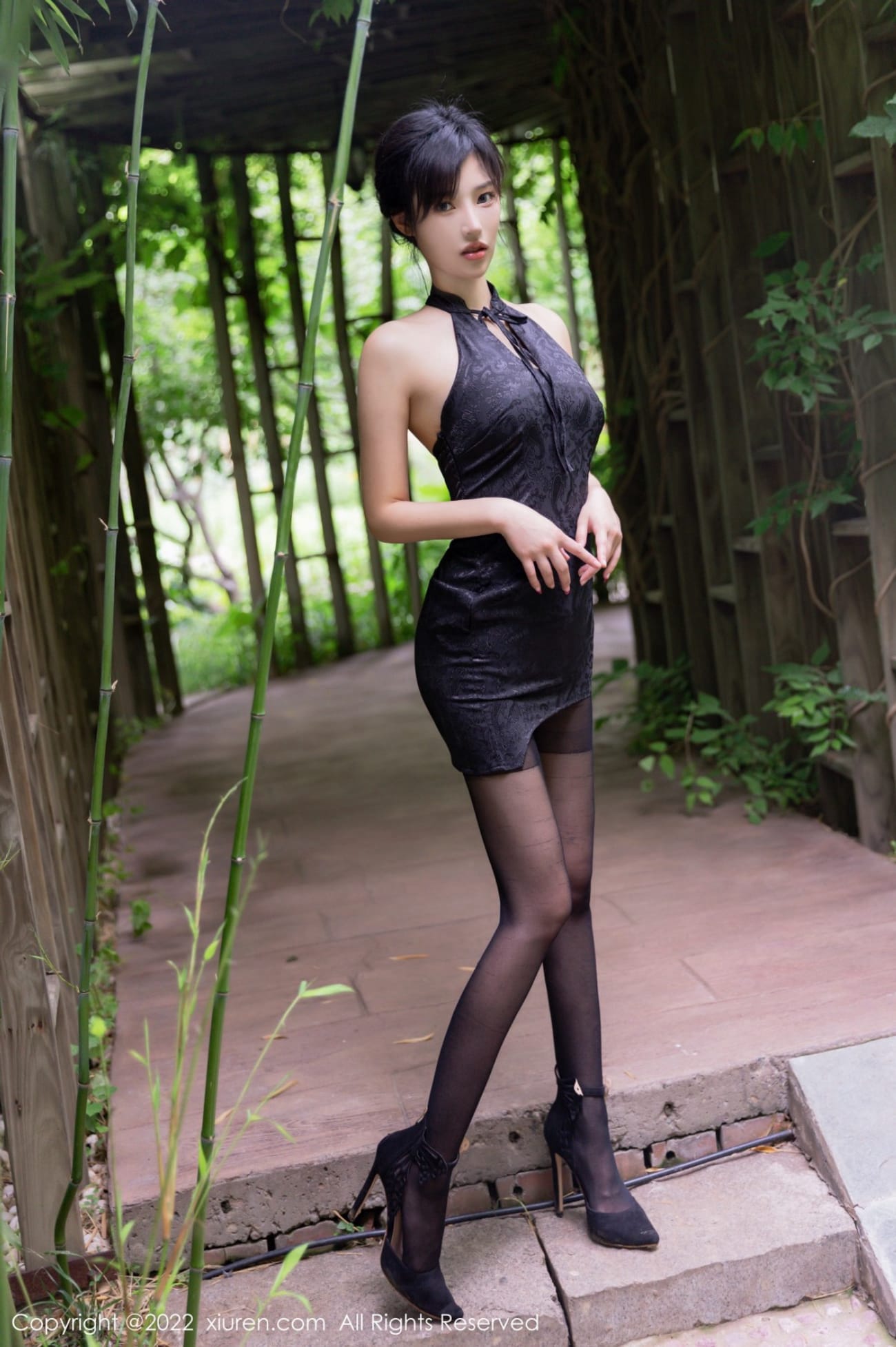 美女模特西门小玉黑色露肩旗袍黑丝系列性感写真