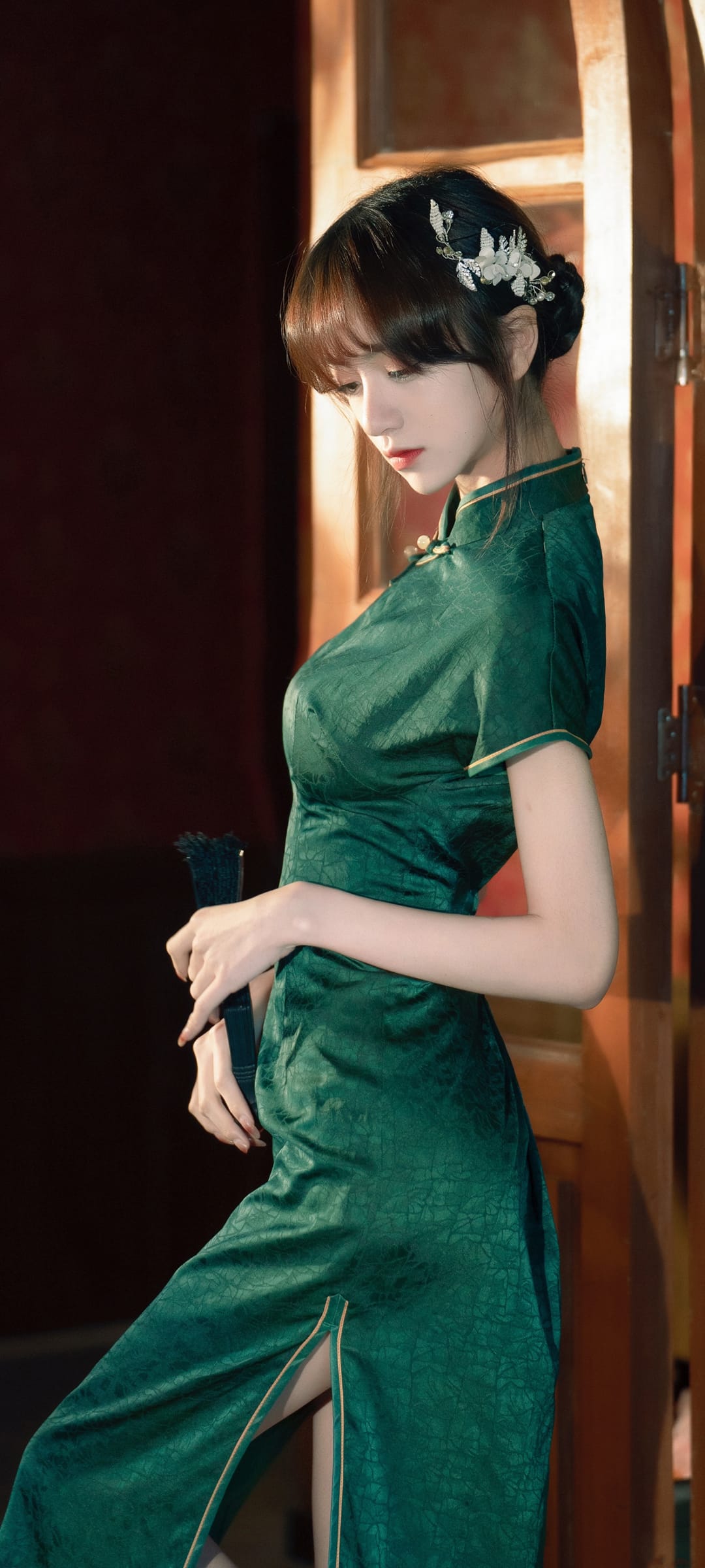 网红模特藤原由纪高开叉绿色旗袍手清手机壁纸