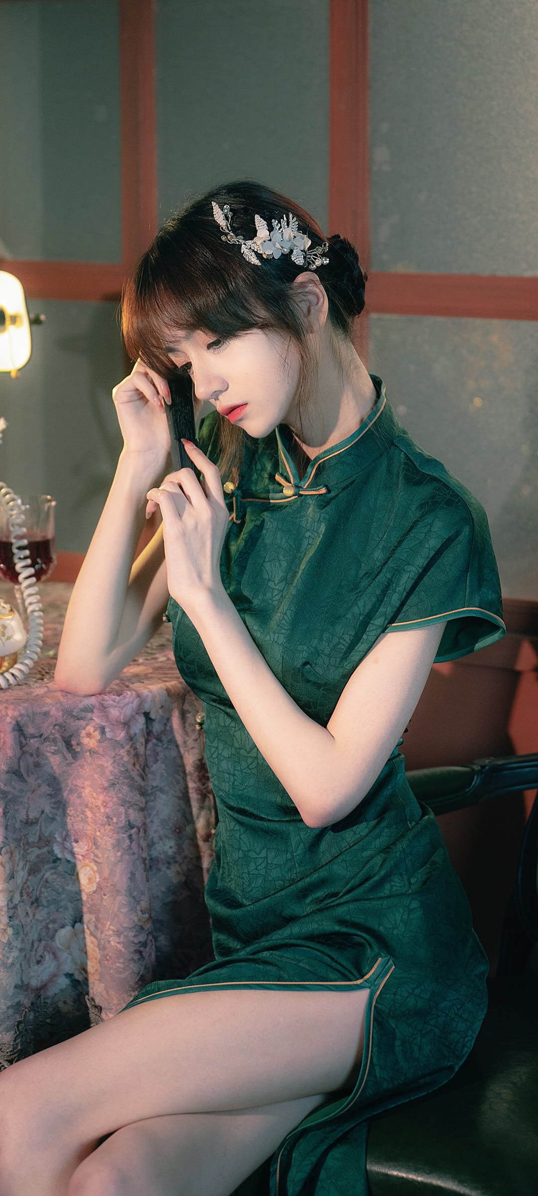 网红模特藤原由纪高开叉绿色旗袍手清手机壁纸