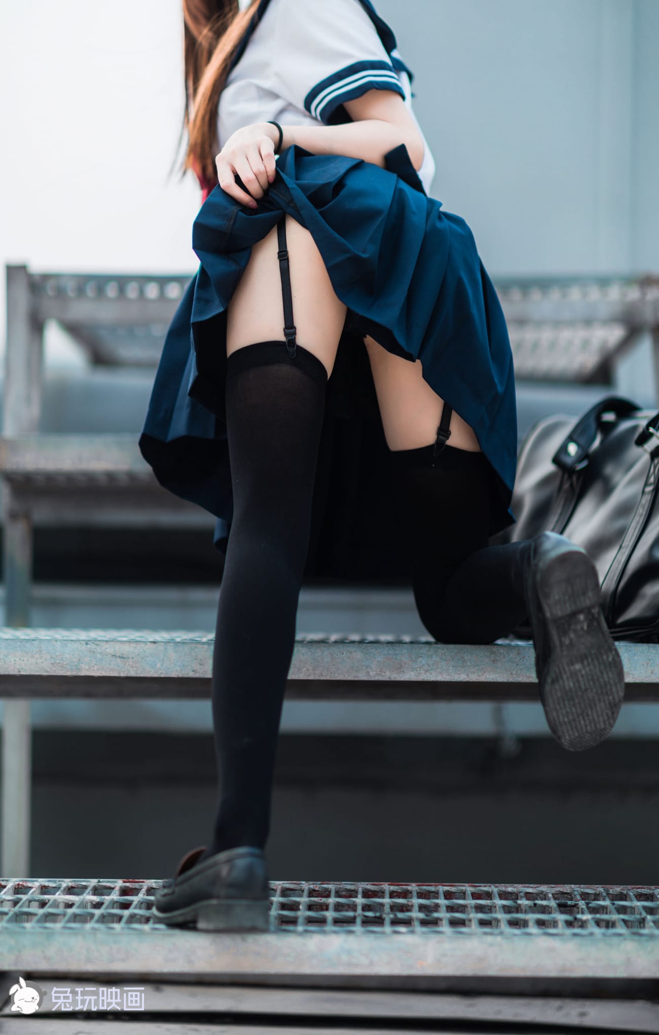 天台少女JK制服搭配黑色丝袜户外氧气写真