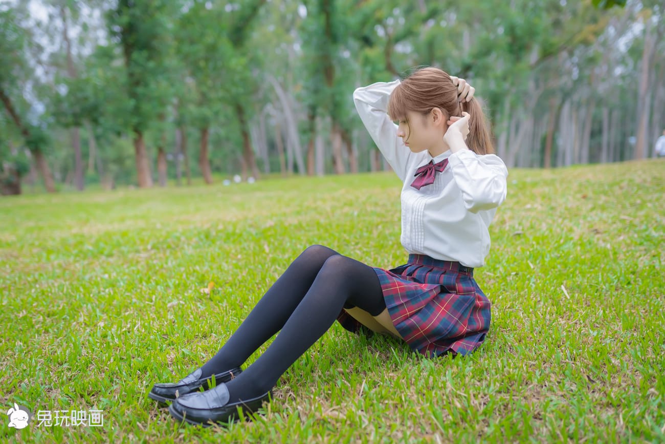 清纯萝莉JK制服搭配诱人黑丝系列户外绿草坪写真