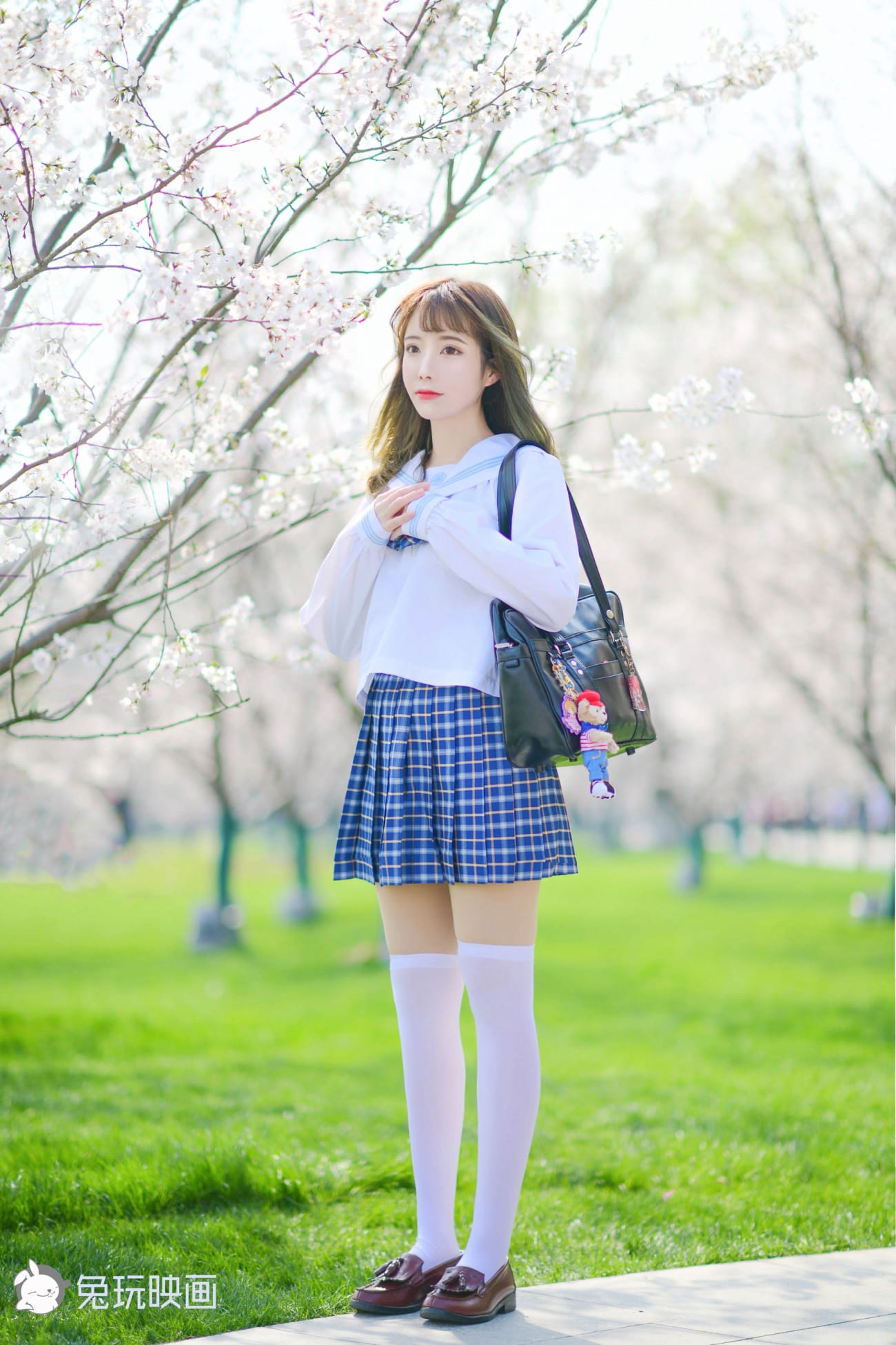 清纯少女JK制服搭配白色丝袜樱花场景户外写真