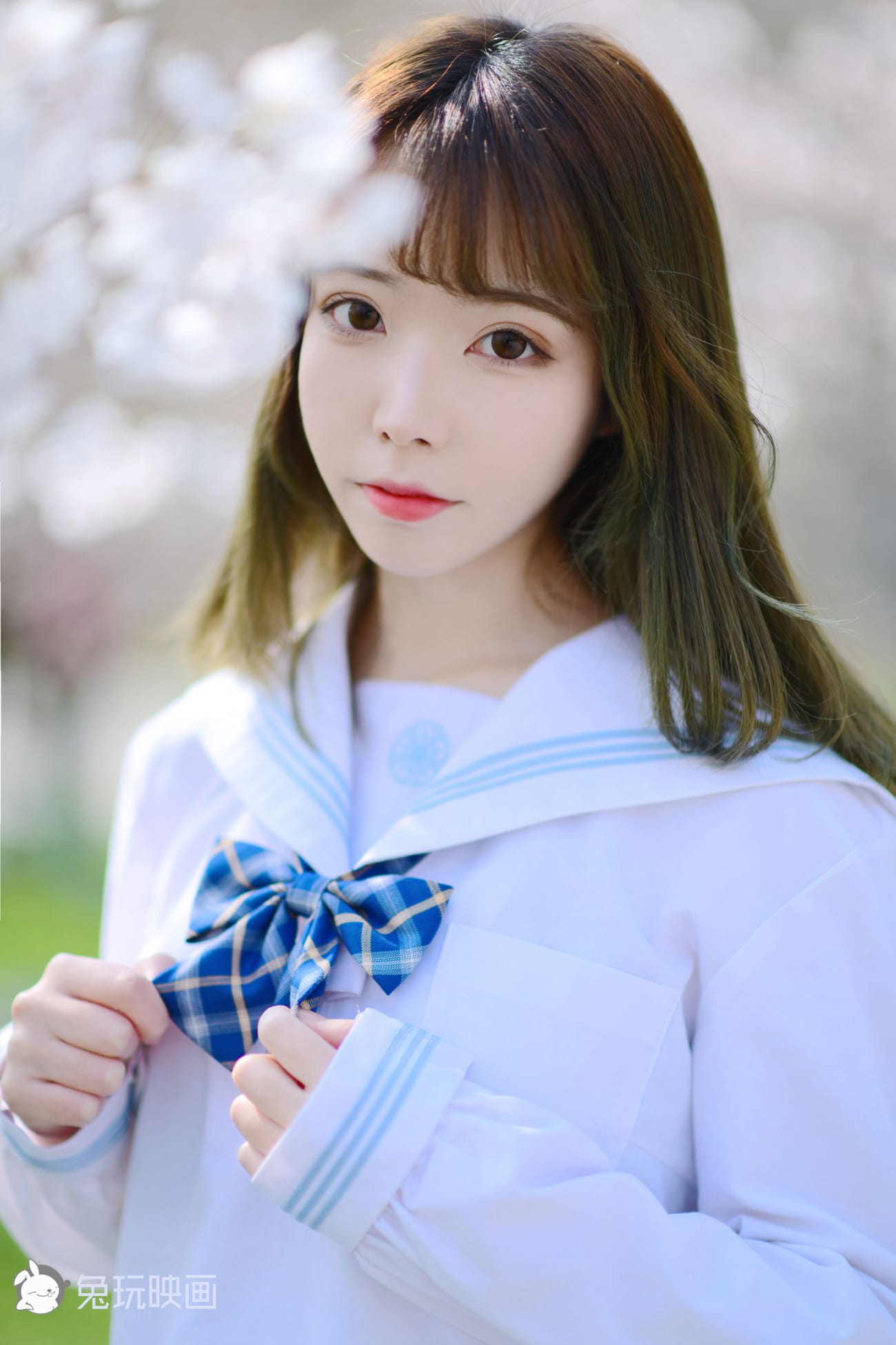 清纯少女JK制服搭配白色丝袜樱花场景户外写真