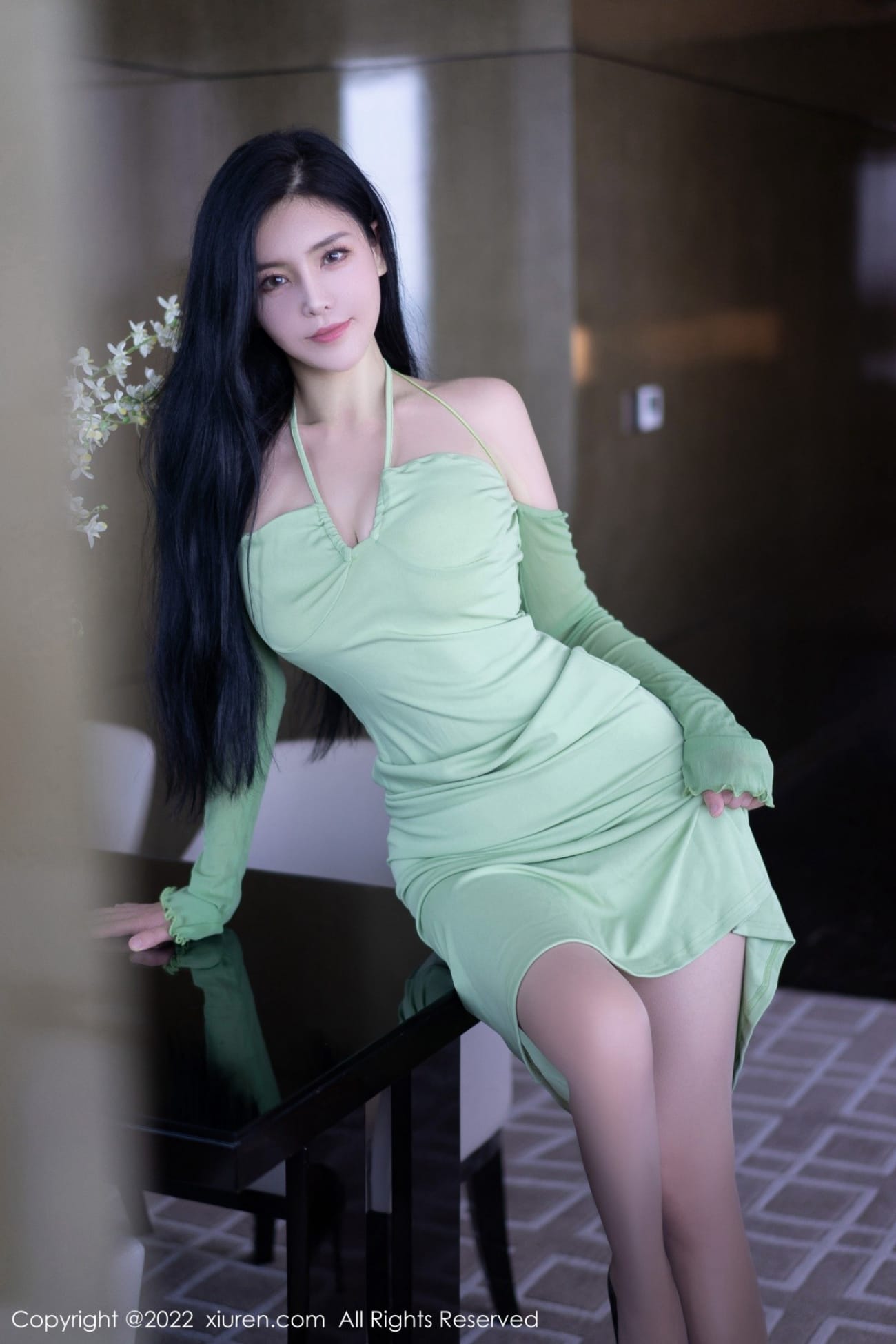 性感女神刘钰儿绿色连衣裙搭配原色丝袜性感写真