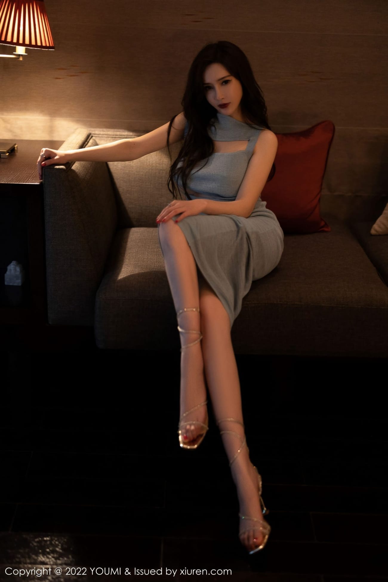 性感女神周妍希灰色镂空连衣裙搭配高跟鞋系列写真