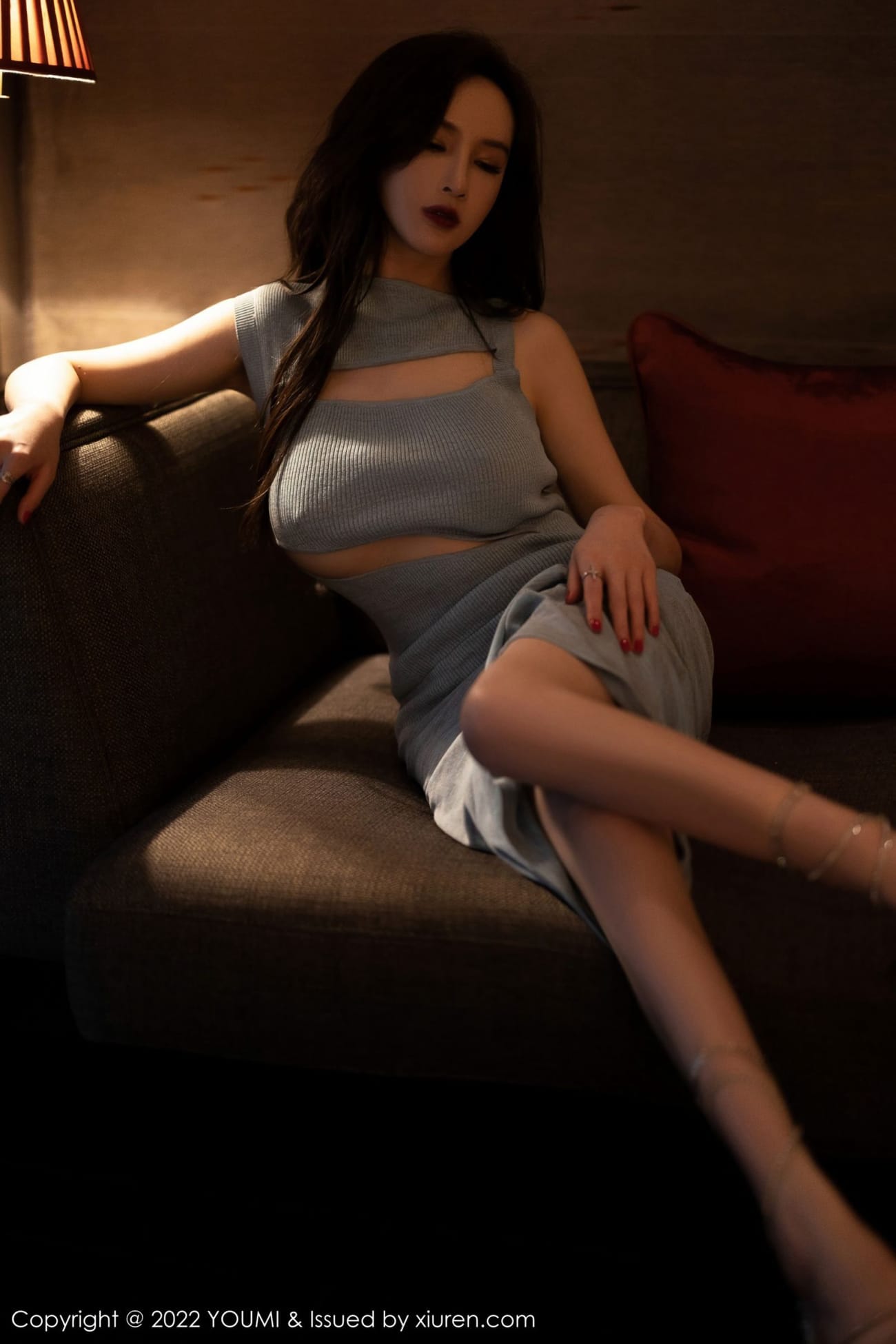 性感女神周妍希灰色镂空连衣裙搭配高跟鞋系列写真