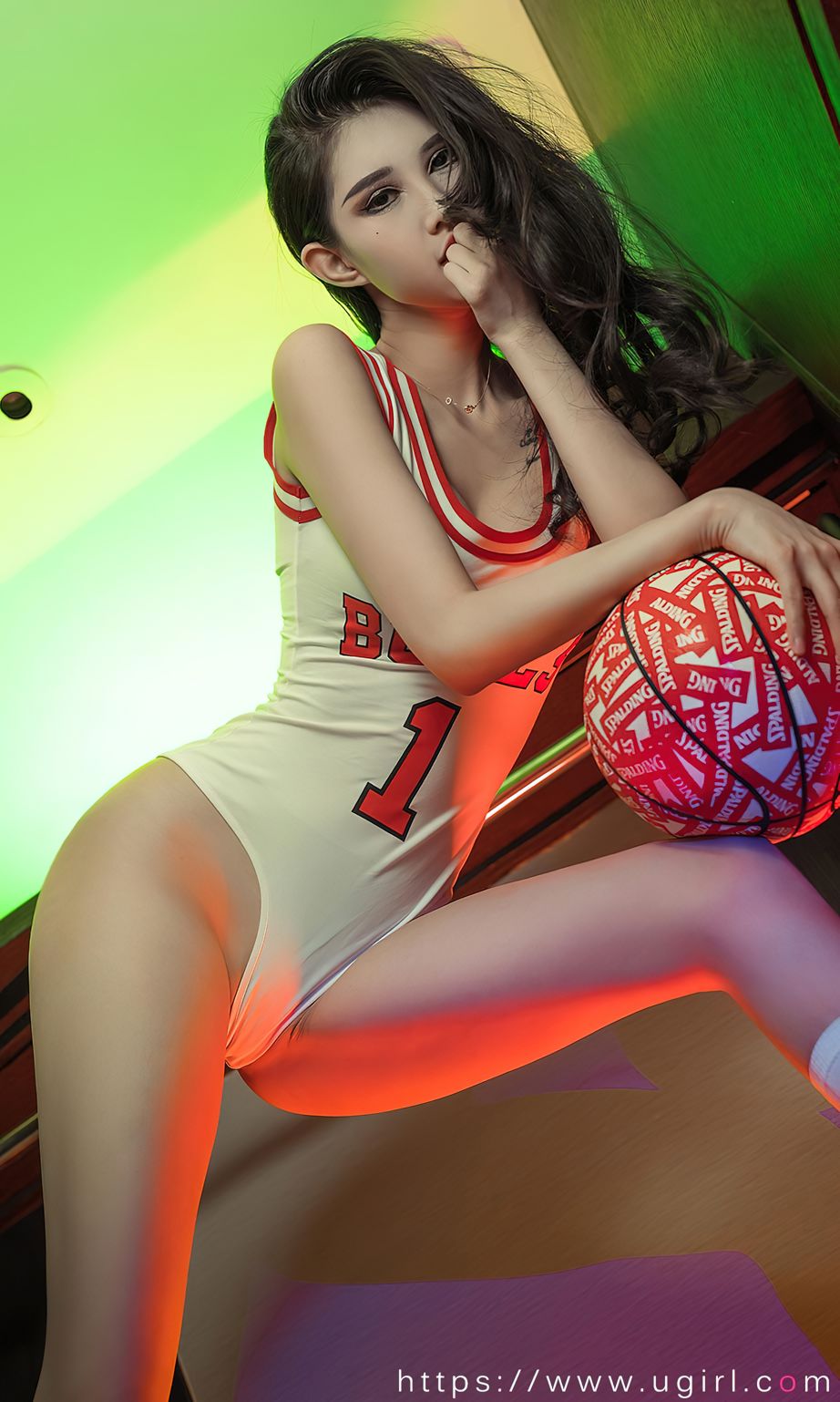美女模特哈尼宝宝篮球宝贝装扮运动夜主题性感写真