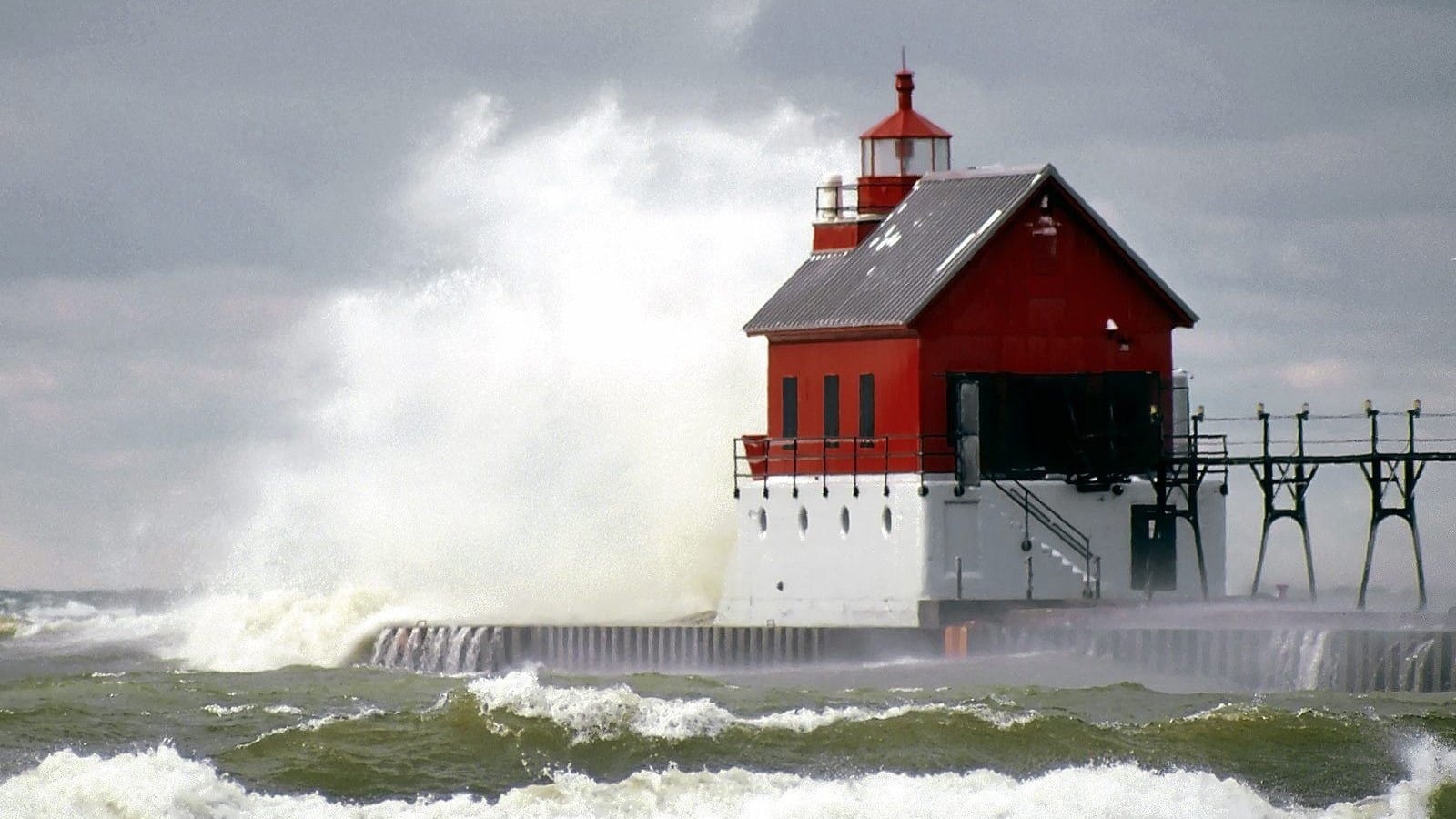 海啸中的灯塔在风暴骇浪中屹立