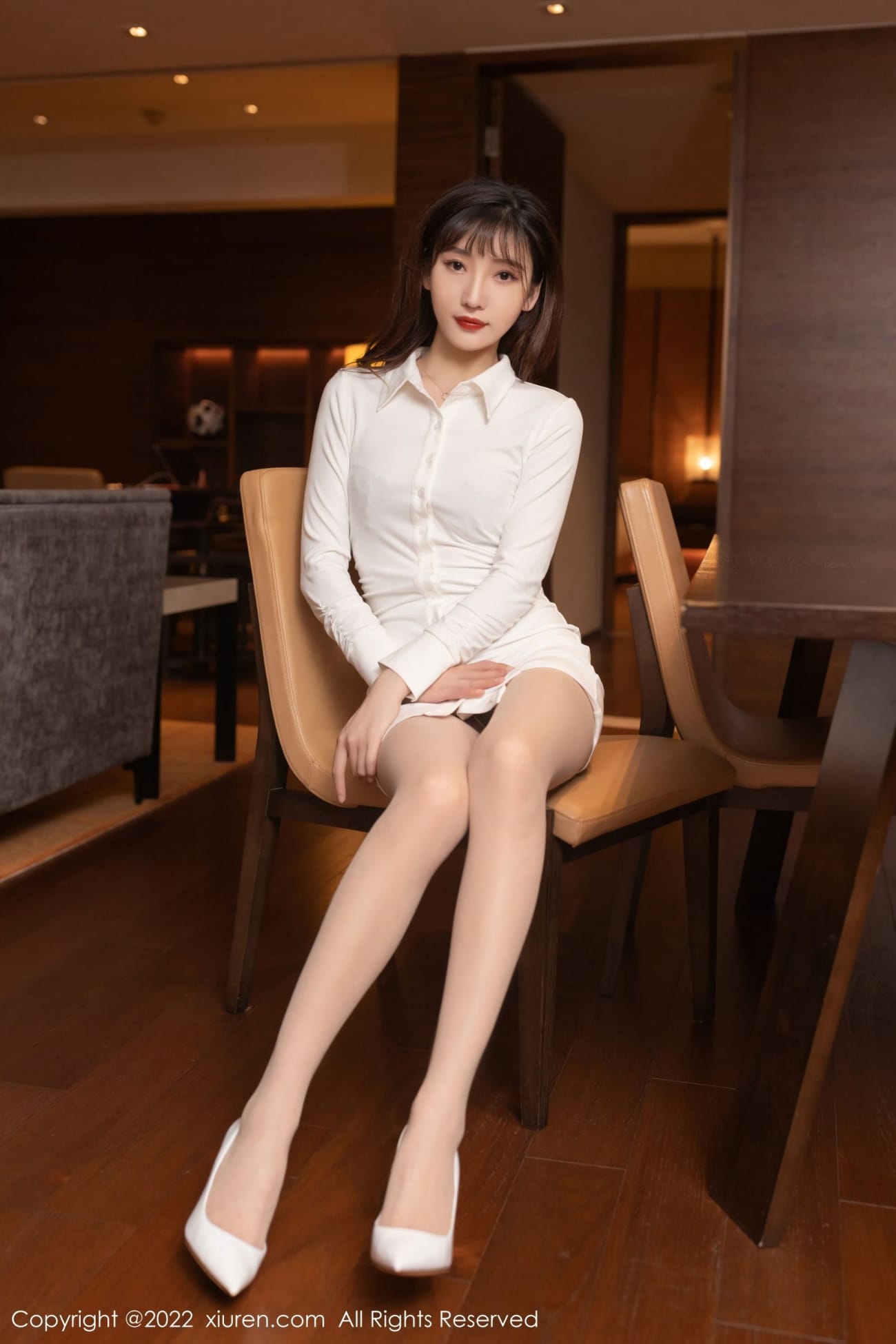 陆萱萱白色连衣短裙搭配原色丝袜性感写真