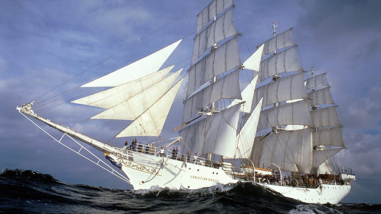 茫茫大海上的白色帆船唯美风格桌面壁纸