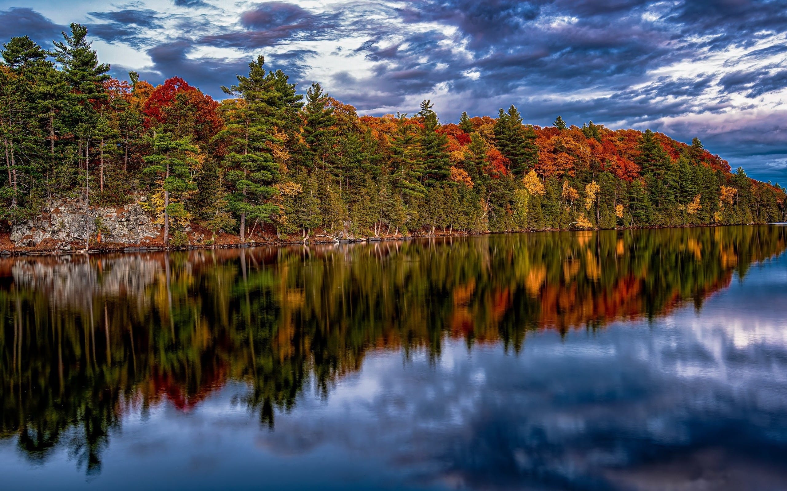 四季分明的大自然湖泊水中倒影图片壁纸