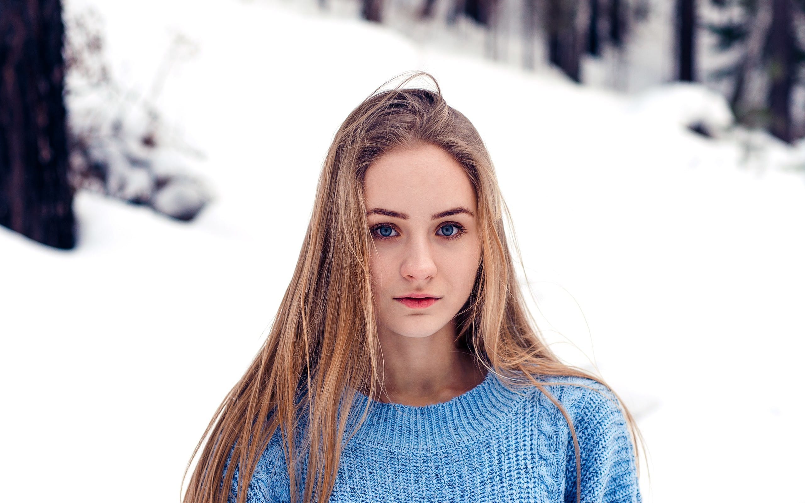 冬季美女身着厚厚过冬服饰青春洋溢街拍图片