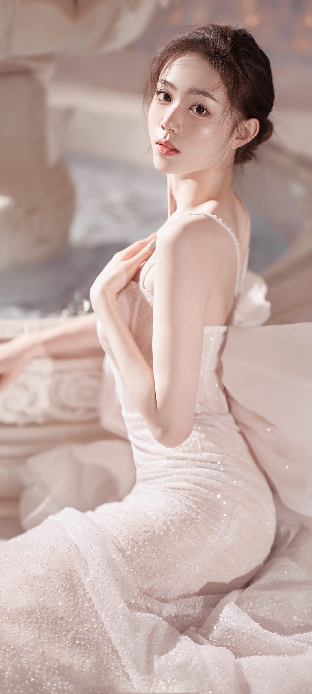 居家美女白色蝴蝶长裙侧身显身材系列手机壁纸