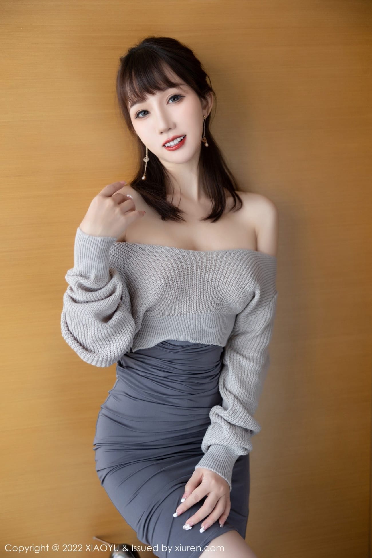新人模特波巧酱淡灰色长裙搭配原色丝袜性感写真