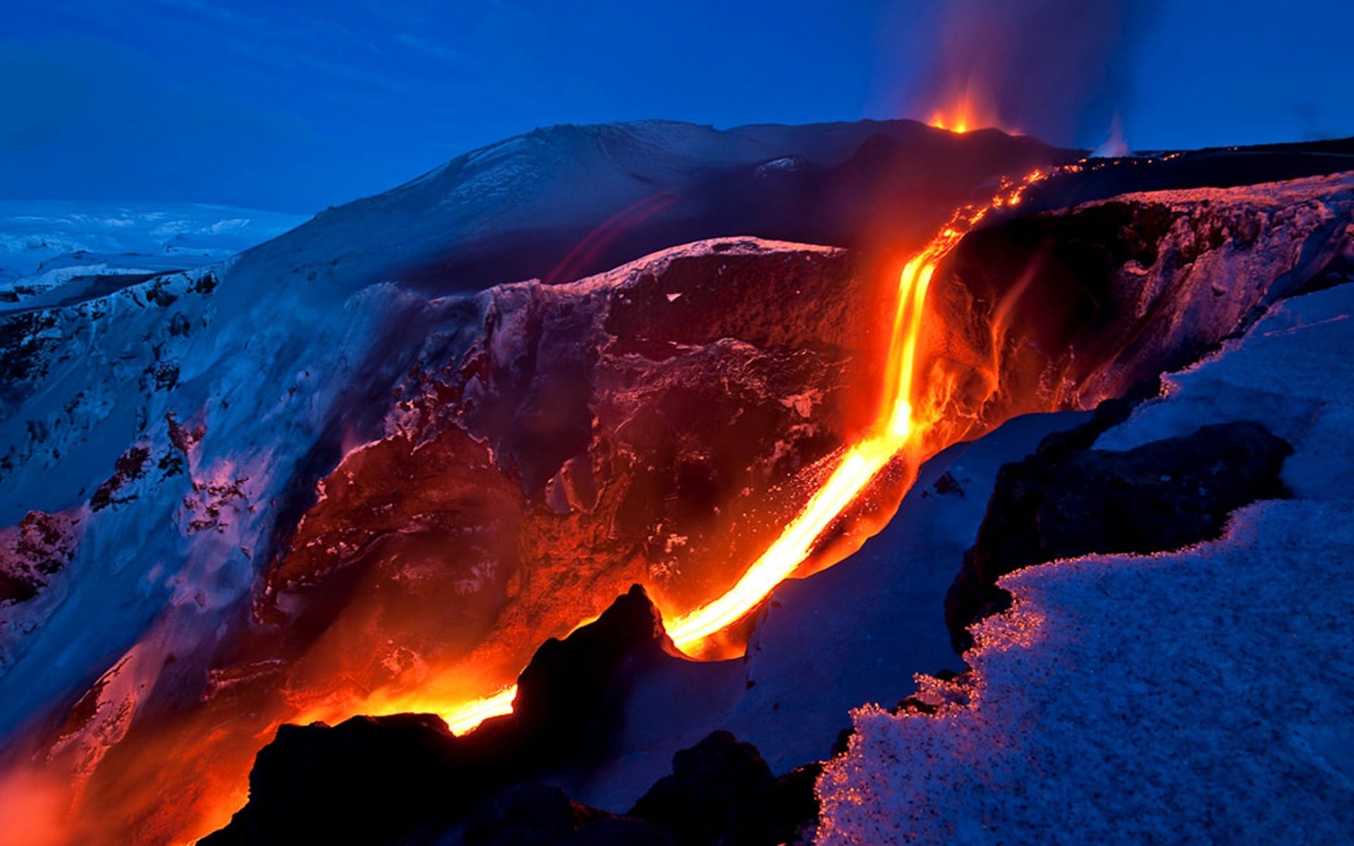 火山爆发的瞬间乌云滚滚自然风景素材设计