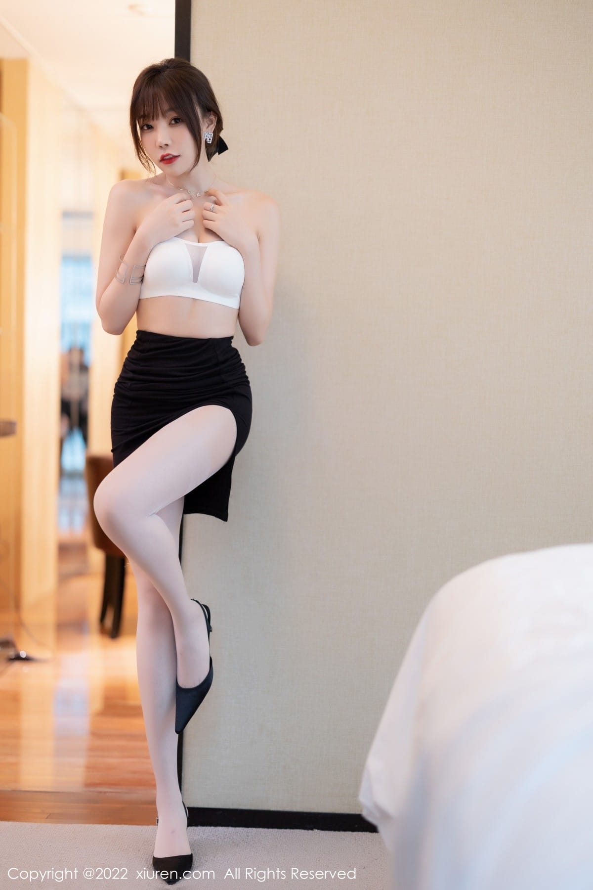 美女模特徐莉芝Booty白色上衣搭配原色丝袜性感写真
