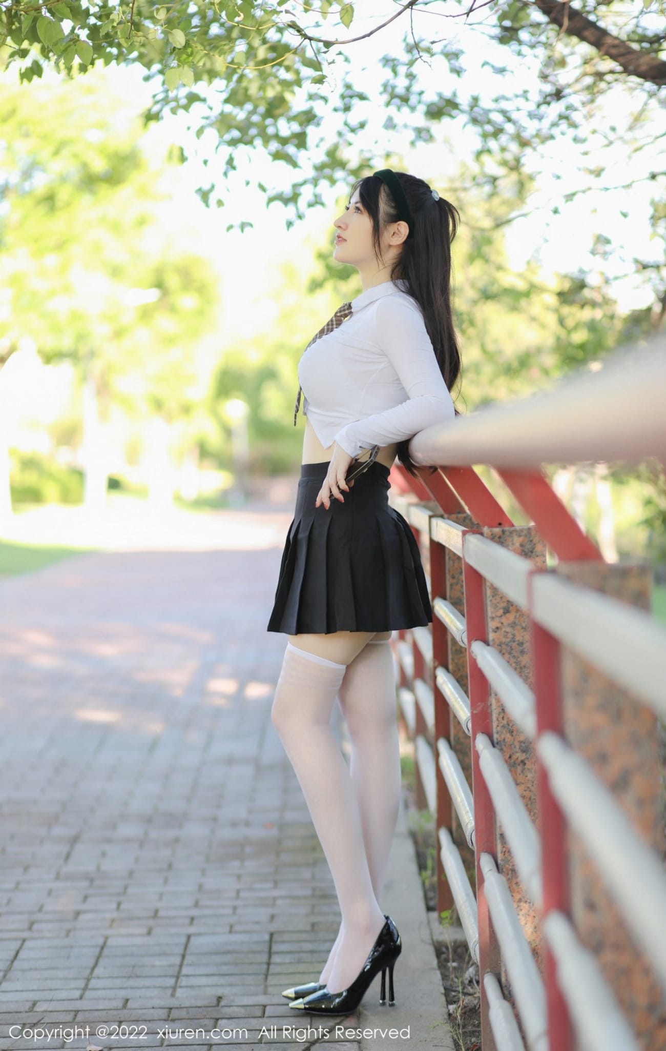 美女模特陈诗诗kiki白色短款上衣搭配丝袜性感写真