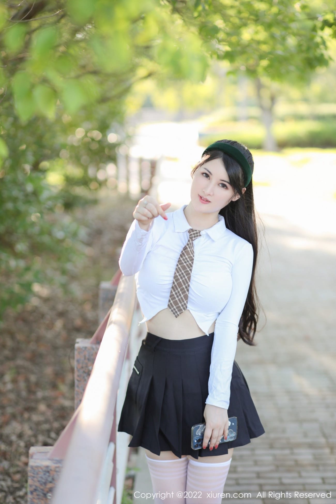美女模特陈诗诗kiki白色短款上衣搭配丝袜性感写真