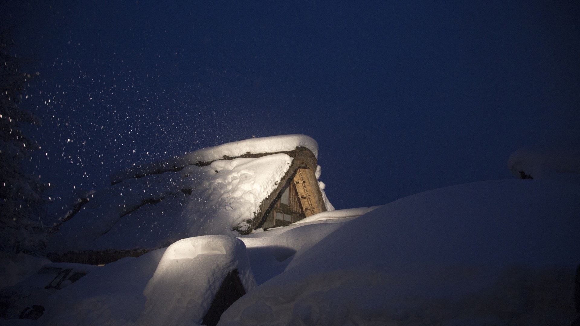 冬季冰天雪地上的房子大雪纷飞美景桌面壁纸