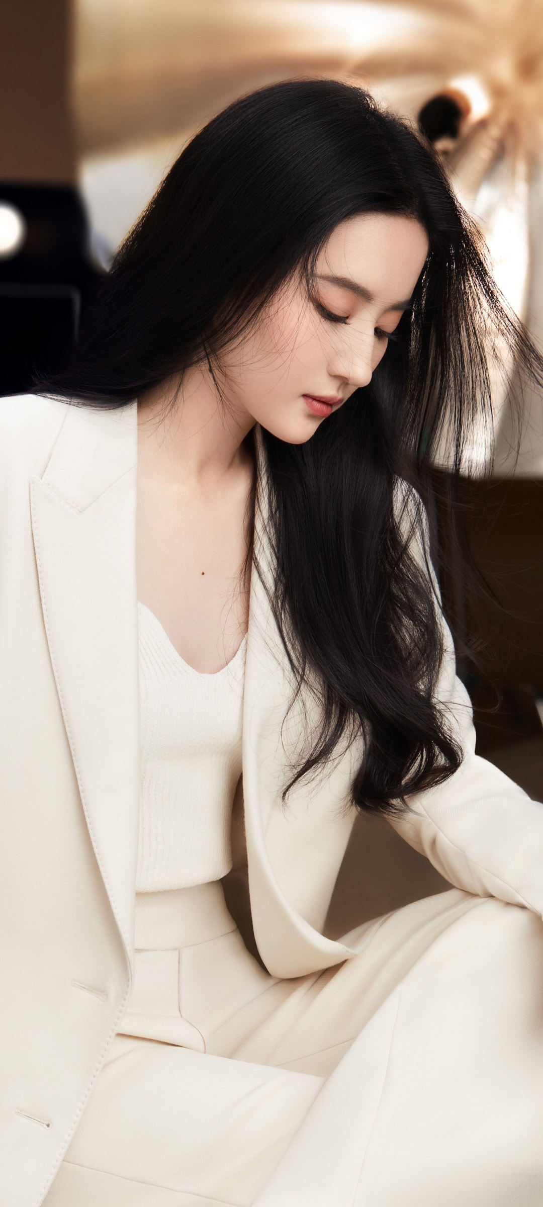 刘亦菲精致面容白色西装高清美女手机壁纸