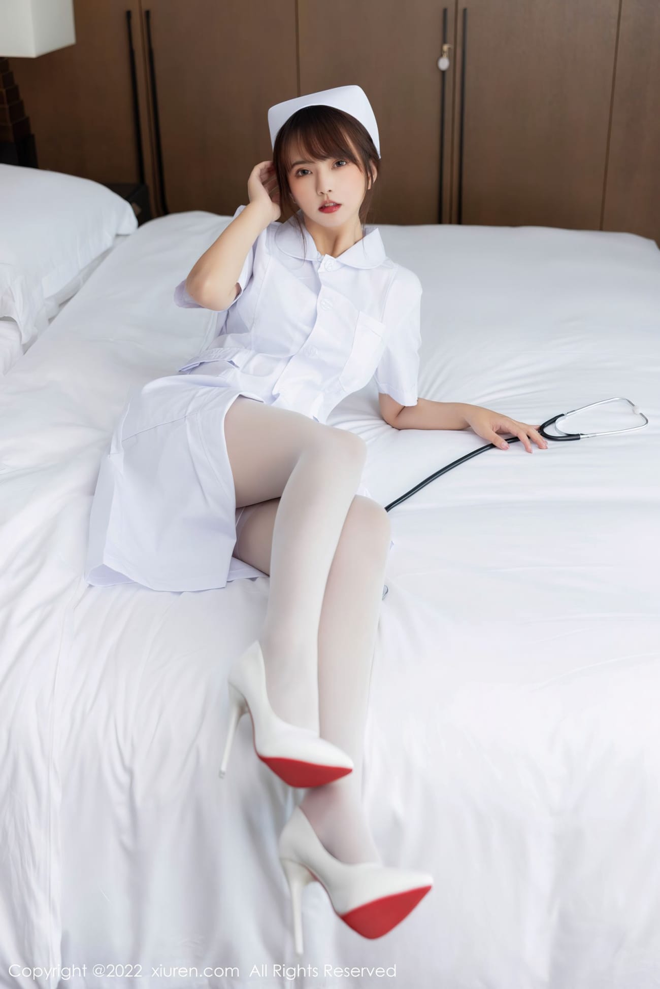 模特张思允Nice白色护士服搭配丝袜系列性感写真