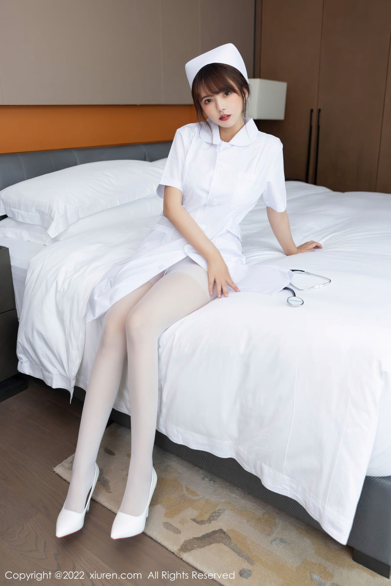 模特张思允Nice白色护士服搭配丝袜系列性感写真