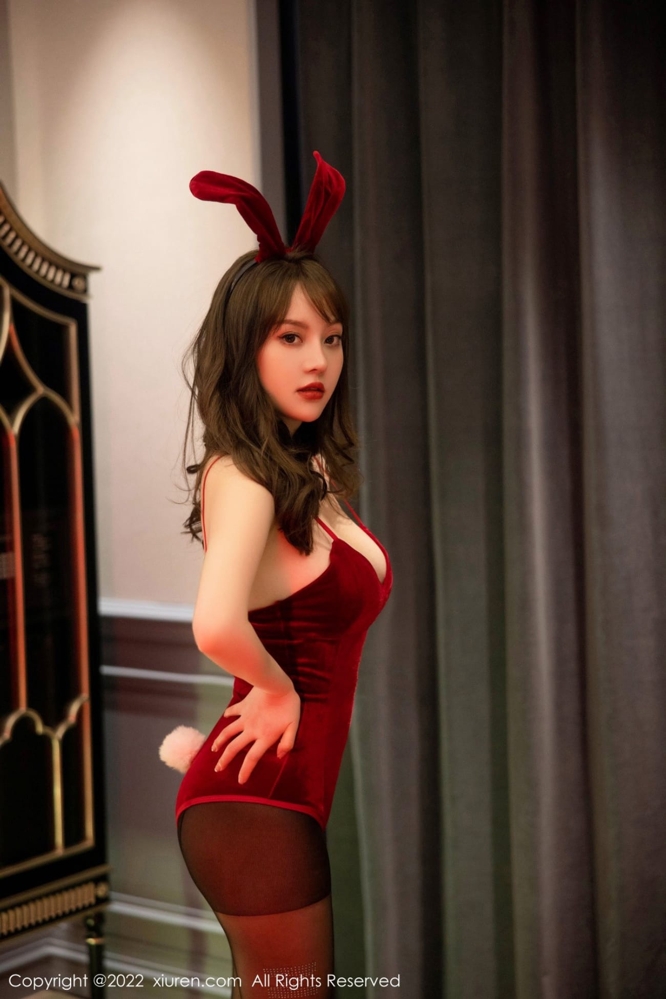 模特豆瓣酱红色高开叉兔子装黑丝系列性感写真